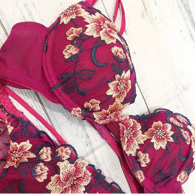 Ravijour札幌4丁目プラザ店のインスタグラム：「#onsale 秋の新作❤️ ブログを更新しました！ 詳しくはTOPのURLからご覧下さい😆✨ . . . . . #ravijour #ravijourstaff  #ravijour_official  #ravijoursapporo」