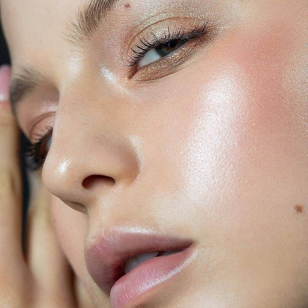 M•A•C Cosmetics Franceさんのインスタグラム写真 - (M•A•C Cosmetics FranceInstagram)「M·A·C - GLOWY ✨  Pour avoir un glow de rêve votre meilleur allié sera la palette Hyper Real Glow teinte "Shimmy Peach" 😉 Qui rêve d'avoir ce glow ? 😍  Fond de teint : Face & Body Foundation  MUA: @monikapondo1 Model: @borowiakagata Photo: @martawojtal Hair: @joanna_imroth_hairstylist @maccosmeticspoland  #maccosmetics #maccosmeticsfrance #macaddict  #makeupglowy #glowy」7月28日 17時00分 - maccosmeticsfrance