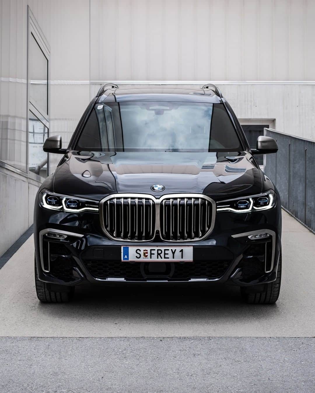 BMWのインスタグラム：「Find a way to earn attention. The BMW X7. #TheX7 #BMW #X7 #BMWrepost @mackingerphotography @autofrey.at __ BMW X7 M50d: Fuel consumption in l/100 km (combined): 7.4 - 7.1. CO2 emissions in g/km (combined): 193 - 186. The values of fuel consumptions, CO2 emissions and energy consumptions shown were determined according to the European Regulation (EC) 715/2007 in the version applicable at the time of type approval. The figures refer to a vehicle with basic configuration in Germany and the range shown considers optional equipment and the different size of wheels and tires available on the selected model. The values of the vehicles are already based on the new WLTP regulation and are translated back into NEDC-equivalent values in order to ensure the comparison between the vehicles. [With respect to these vehicles, for vehicle related taxes or other duties based (at least inter alia) on CO2-emissions the CO2 values may differ to the values stated here.] The CO2 efficiency specifications are determined according to Directive 1999/94/EC and the European Regulation in its current version applicable. The values shown are based on the fuel consumption, CO2 values and energy consumptions according to the NEDC cycle for the classification. For further information about the official fuel consumption and the specific CO2 emission of new passenger cars can be taken out of the „handbook of fuel consumption, the CO2 emission and power consumption of new passenger cars“, which is available at all selling points and at https://www.dat.de/angebote/verlagsprodukte/leitfaden-kraftstoffverbrauch.html.」