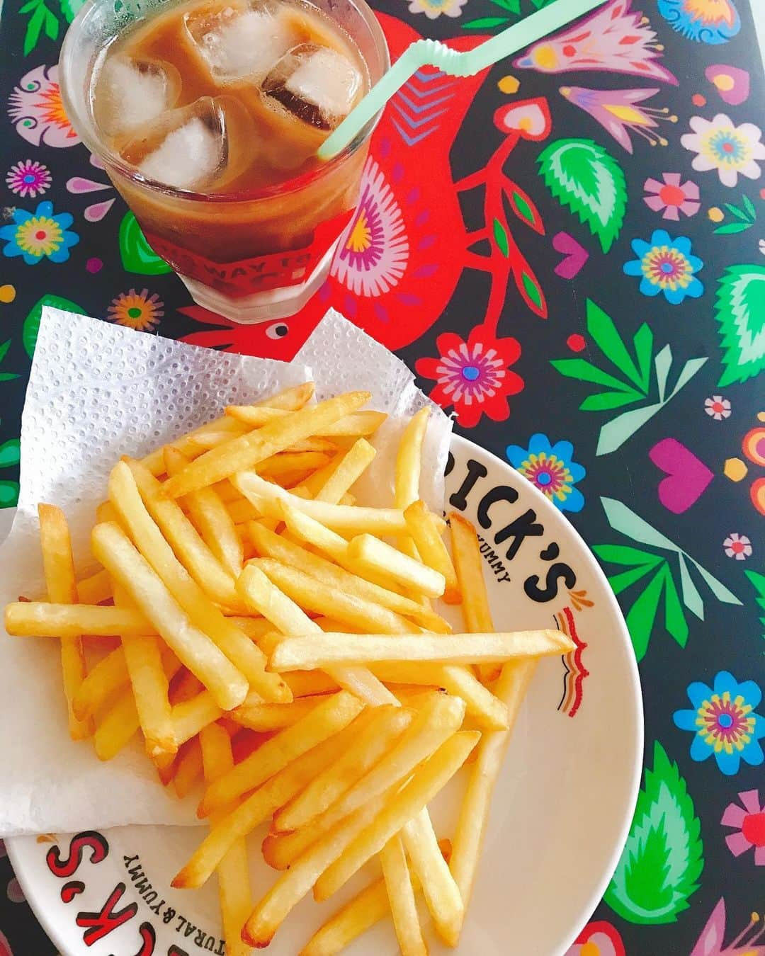 吉山りささんのインスタグラム写真 - (吉山りさInstagram)「ポテトが大好き🍟 ポテトが大好き🍟  揚げたてサクサク ポテトが大好き🍟  #ポテト #potato #🍟 #ぽてと #揚げたて #大好き #サクサク #塩 #油 #新鮮 ポテト食べると安心する #マック のポテトが好きだけどこれはお家ポテト #お腹空いた #instafood #instagood #instagram #oil #オリーブオイル いつも2リットルを購入 #oliveoil 関係ないけど #オイルマッサージ がめちゃくちゃめちゃくちゃめちゃくちゃ大好き💗 #アイスコーヒー #挽きたて #美味しい #icedcoffe 最近お店で #紙のストロー 多いけどあれ不味く感じる😢 かといってコップに #くちづけ するのも抵抗が😂 #マイストロー 持ち歩きたいけど絶対に忘れる自信あるから持ち歩かない  ということで 隅田川花火大会は無事に打ち上がったのだろうか？🎆 というのが今1番知りたい事〜😎 #ジャンクフード #Love 💕」7月28日 11時36分 - oreorerisa