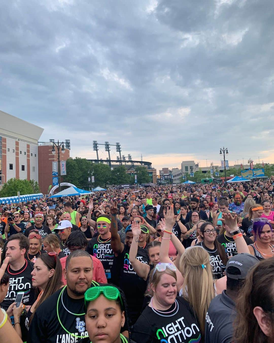 Elliana Shayna Pogrebinskyさんのインスタグラム写真 - (Elliana Shayna PogrebinskyInstagram)「If you’re here with your best friend then make some NOISE!! #nightnationrun」7月28日 11時50分 - elliana_pogrebinsky