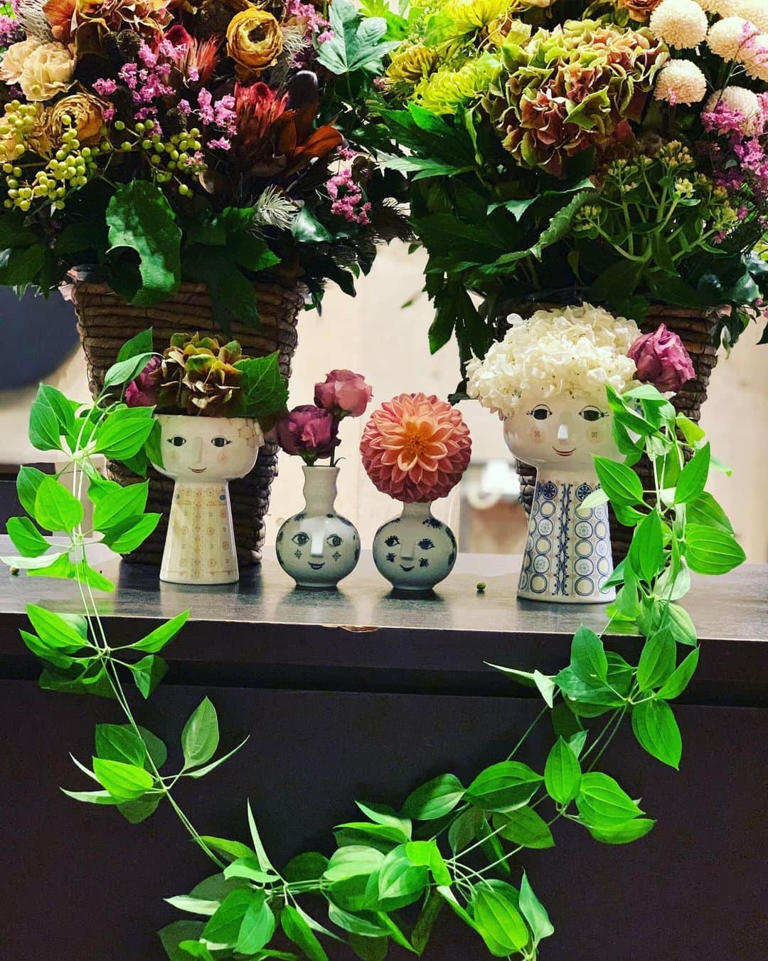 のインスタグラム：「東京千秋楽🥞🍇🧳👒🚉㊗️❣️ 4人家族になったこの人たちも お待ちしております☺️ #A列車に乗っていこう #東京千秋楽それは地方公演のスタート」