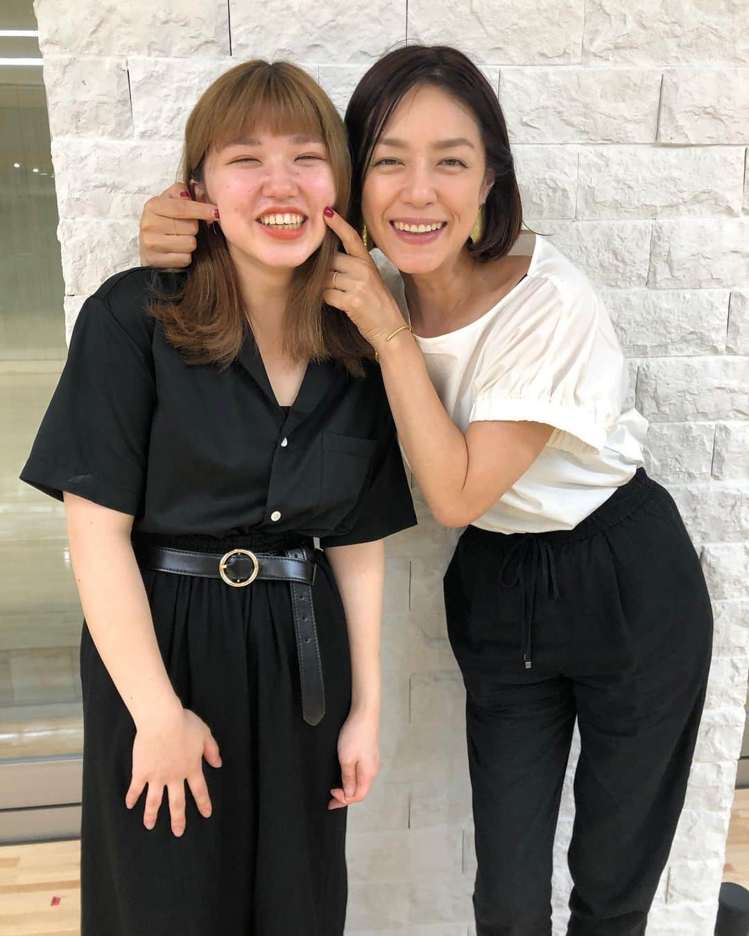加藤紀子のインスタグラム：「ブログでお伝えしそびれてますが YouTube配信番組「tinytiny」、 今週はアンジュルム 新リーダー 竹内朱莉ちゃんをゲストにお迎えしてます！ （表情が全部面白可愛い人です😄） そして人気のアンジュルムック、 めくるたびにメンバーへの愛情が飛び出してくる素晴らしい一冊〜✨ #tinytiny  #youtube #アンジュルム #竹内朱莉ちゃん」