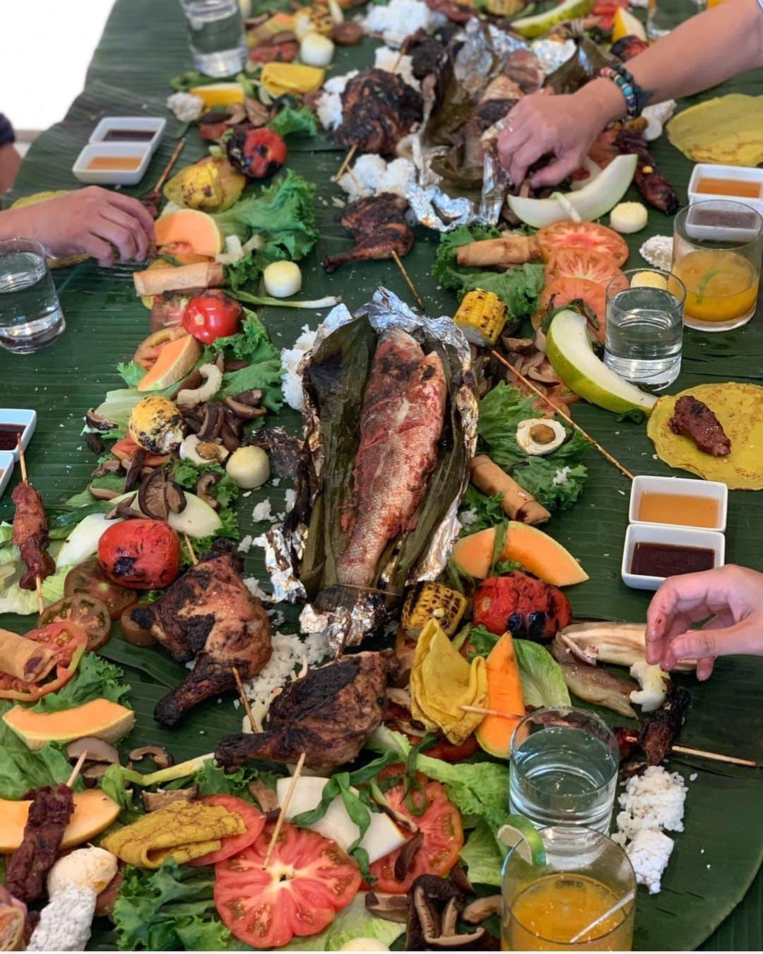 DOMINIQUE ANSEL BAKERYさんのインスタグラム写真 - (DOMINIQUE ANSEL BAKERYInstagram)「Dinner is served! Thrilled to welcome @charlesolalia and his @maamsirla team to @189bydominiqueansel tonight for a Filipino Kamayan Feast. Served in the traditional way, family style and set atop banana leaves, eaten with your hands. Thank you for everyone for coming out and taking a seat around our family table, and to Chef Charles and his team for sharing your family traditions with us. 🇵🇭」7月28日 11時46分 - dominiqueansel