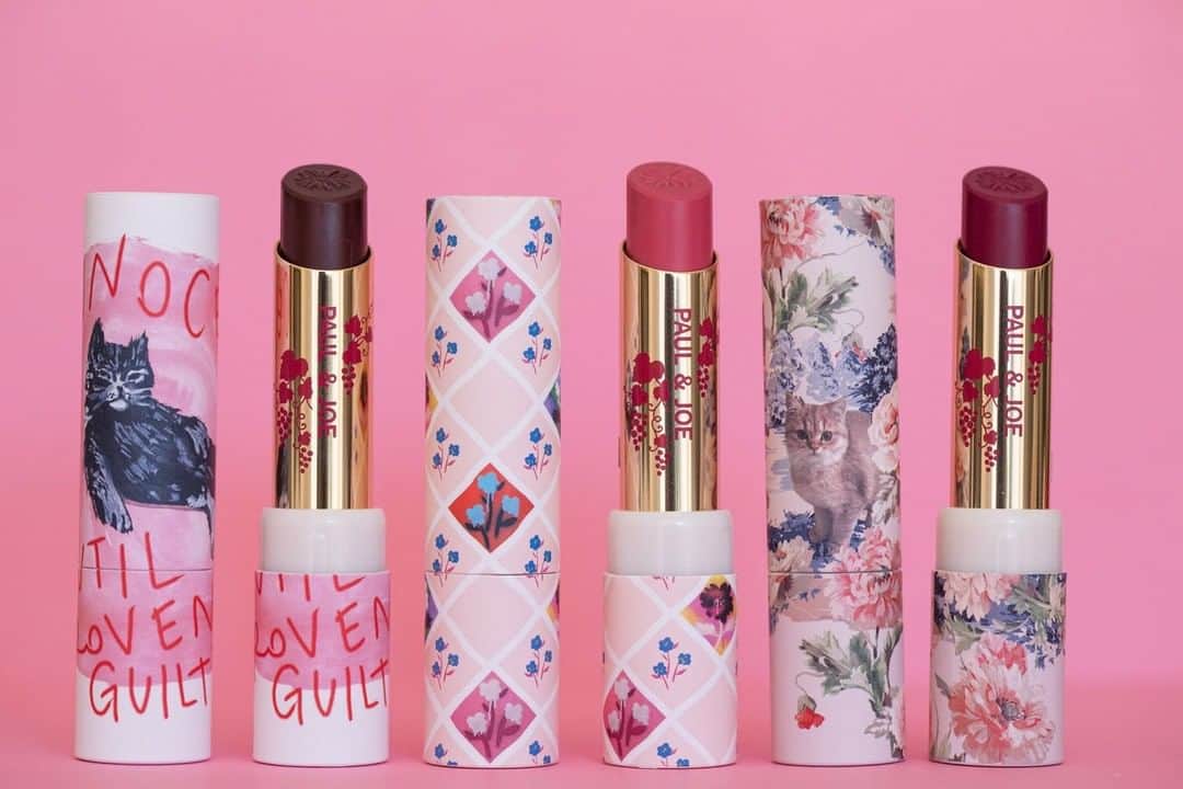 PAUL & JOE BEAUTEさんのインスタグラム写真 - (PAUL & JOE BEAUTEInstagram)「・⠀ 【2019 AUTUMN COLLECTION】 ⠀ Which of these cases is calling your name? ⠀ Our new limited edition lipstick cases combine our love of florals and felines and they each pair beautifully with our new Lipstick CS shades🌟 ⠀ From a rosé pink to an elegant burgundy, we are all about wine this fall🍷🍇🍷 Drench your lips in one of these three intoxicating colors for a mature feel this fall💖 ⠀ ■LIPSTICK CS / 3 shades ⠀ ■LIPSTICK CASE CS / 3types⠀ ⠀ Launch date:1st August 2019⠀ *Check your local market for availability*⠀ ⠀ #PaulandJoe #paulandjoebeaute #ポールアンドジョー #autumn #autumncollection #cosmetics #cosme #limited #lipstick #lip #cheek #LesVendanges #レヴァンダンジュ #デパコス #新作コスメ #秋コスメ #秋メイク #リップ #リップスティック #猫 #ネコ #ねこ #cat #catofinstagram #catstagram #pink #ピンク #ワイン #ワインカラー」7月28日 12時00分 - paulandjoe_beaute