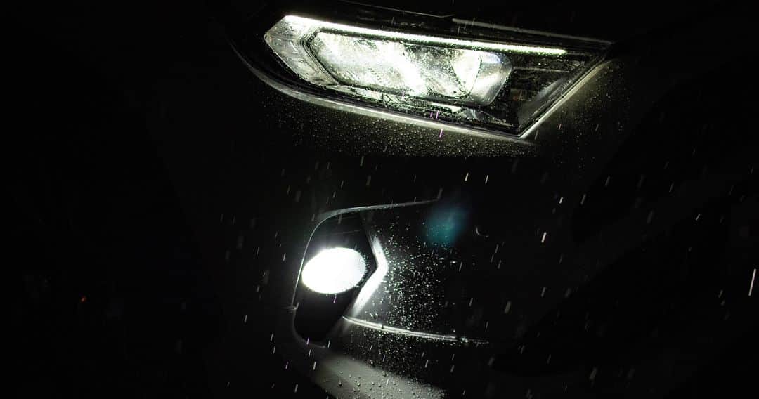 fcl.(エフシーエル)さんのインスタグラム写真 - (fcl.(エフシーエル)Instagram)「. Owner:ぐっさん様(@yama_goodsun) 車  種:#RAV4 #AXAH54 R.1年式 商  品:#fclカラーチェンジledバルブ H8/H11/H16 . かっこいい愛車の写真を撮りたくて霧雨の中愛車を撮影してみたけど、純正フォグでは限界が。。。 そこで、思い切ってfclさんのフォグを取り付けてみる事に。 結果は写真のようにカッコよさが何倍にも膨れ上がります！！ 【取扱注意事項】 白フォグも黄フォグもかっこいいから、どっちを点灯するか新たな悩みが発生します。 . ▶お買いものは写真内のタグをタップ！ またはプロフィールのリンクからどうぞ →@fcl_ledhid . . . . . #fcl #エフシーエル #カスタムカー #車いじり #愛車 #写真好きな人と繋がりたい #車好き #車好きな人と繋がりたい #車撮影 #車好きと繋がりたい #ファインダー越しの私の世界 #車の写真が好きな人と繋がりたい #愛車のある風景 #愛車自慢 #toyota #トヨタ #toyotarav4 #好きにまみれろ #suv #トヨタグラム #トヨタrav4 #suv男子 #suv女子 #suv好きな人と繋がりたい #rav4adventure #rav42019 #carsofinstagram」7月28日 12時00分 - fcl_ledhid