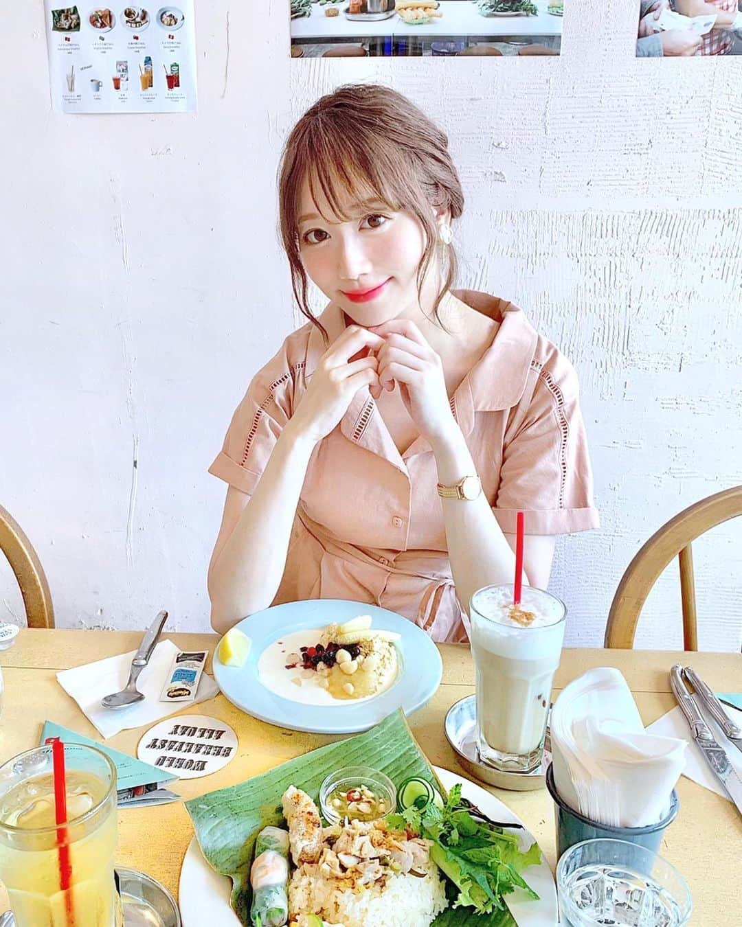 佐藤瀬奈さんのインスタグラム写真 - (佐藤瀬奈Instagram)「世界の朝ごはんを食べられる @world_breakfast_allday 💓⠀ ⠀ 迷いに迷って私はスイスの朝ごはんにしたよ🇨🇭 オートミール久しぶりに食べたけど美味しかった〜🤤💕 麻里ちゃんはベトナムの朝ごはん😋🇻🇳⠀ ⠀ 店内もとっても可愛くて終始ときめきっぱなしでした🥺❤️ 去年オープンした原宿店の方にも行ってみたいなぁ🤤 ・ ・ ・ #worldbreakfastallday  #外苑前カフェ  #ワールドブレックファストオールデイ  #朝ごはん #朝活 #世界の朝ごはん #せぷグルメ」7月28日 11時52分 - senapuu