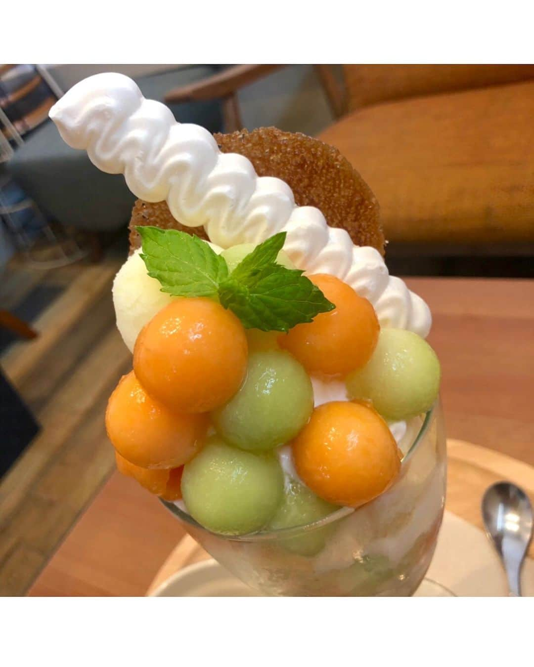 Ayuminさんのインスタグラム写真 - (AyuminInstagram)「🍈cafe３tenpo🍈 中川区の人気カフェ#cafe3tenpo さんでパフェ💓 🍑とか🍒とか色々あって悩みつつ #メロンパフェ にしたよ🍈 . 上から下までこだわりが詰まった中身👏 最後の一口まで美味しく頂けました🍈🥺🍈 . ▶︎赤肉メロン、青肉メロン ▶︎カラメルチュイール ▶︎メレンゲ ▶︎クラウンメロンのアイス ▶︎生クリーム ▶︎北海道メロンアイス ▶︎カスタードパルフェ ▶︎アプリコットのムース ▶︎バニラシフォン ▶︎バニラアイス ▶︎ノンシュガーコーンフレーク ▶︎メロン果汁100%ゼリー ▶︎キャラメルソース . ほかのパフェも美味しそうだったからまた行きたい❤️ 可愛い子ちゃんと美人ママえりなちゃんと おデートできて幸せでした❤️ . . . . スタバクイーン👸🏼メインアカウント ➡︎ @ayumin0220stb * #カフェスリーテンポ#中川区ランチ#中川区カフェ#中川区グルメ#中川区 #メロン#名古屋パフェ #名古屋#名古屋ランチ#名古屋グルメ#名古屋カフェ #インスタグルメアワード2019#あいなご#ナゴレコ#グルメライター」7月28日 11時54分 - ayumin0220