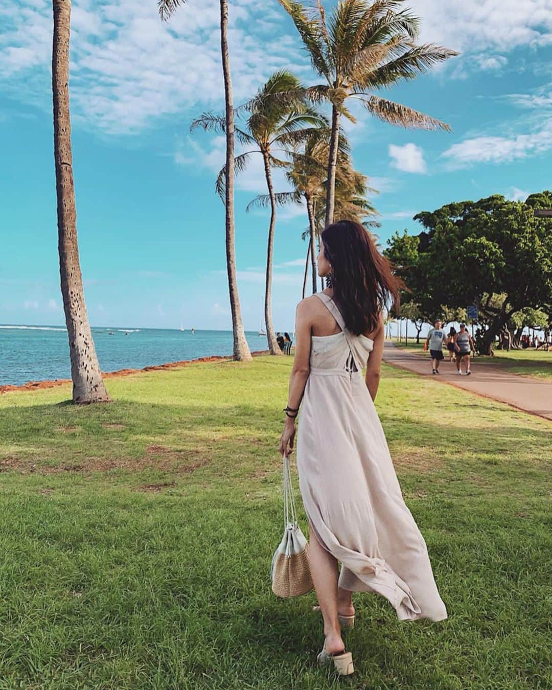 Marika Kajiwaraさんのインスタグラム写真 - (Marika KajiwaraInstagram)「🧡🧡🧡 ＊ ハワイに持っていった @to_the_sea_hawaii の ピンクベージュでリゾート感たっぷりな スリットワンピース🌺🧡 ＊ １枚でサラッと着れるし ベージュは小物も選ばなくて使いやすい♡ ＊ Webstoreと直営店(ルミネエストなど) で買えるから気になる子は見てみてね🌴 ＊ ＊ ＊ #コーデ #ワンピース #シンプルコーデ #低身長コーデ #154cmコーデ #ラテ肌 #おちびの輪 #154cm #like #code #outfit #instagood #marika_trip」7月28日 12時01分 - marika__kw