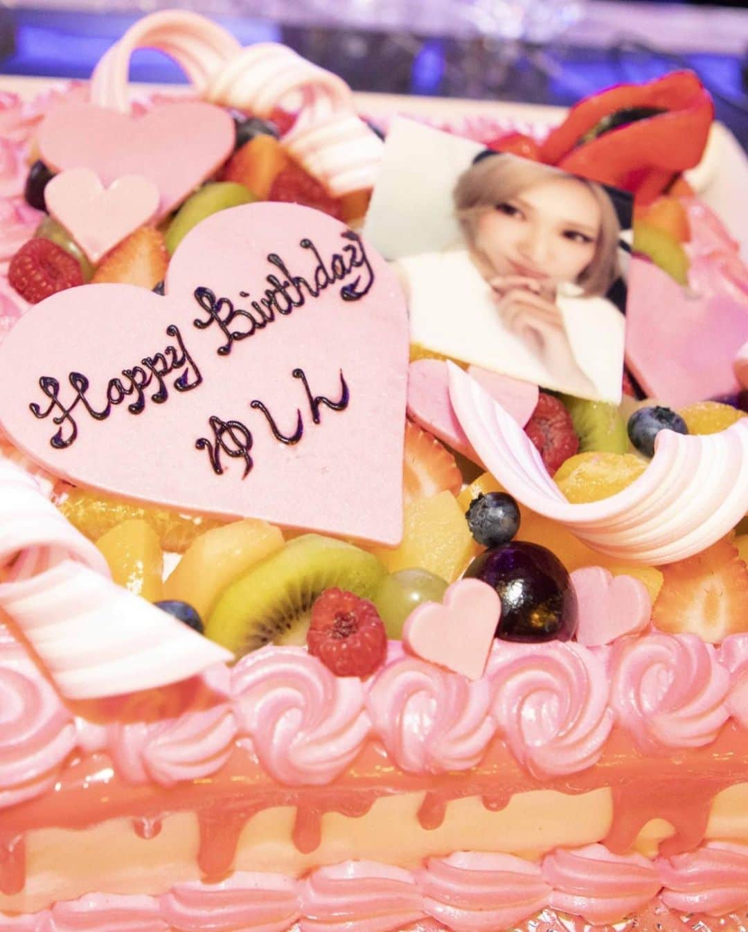 ゆしんさんのインスタグラム写真 - (ゆしんInstagram)「🎂 ついに自分の口で ぶっとび〜って言っちゃったよ。 私結婚でもするのかと思ったよ。笑 大阪からやお友達からと素敵なケーキも届きました🥺 本当にありがとう。 #mybirthdaycake#mybirthday#30th」7月28日 12時01分 - yushin0725