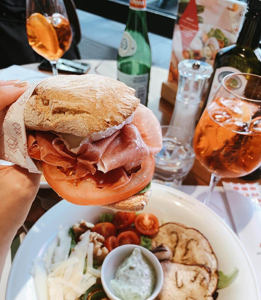 伊地知朋子さんのインスタグラム写真 - (伊地知朋子Instagram)「🥖🥓🍅 DMでご質問頂いた 関東にも店舗がある パニーニやさんは "Panino Giusto"です♡ ここの"Tartufo"パニーニは 旅中リピートするくらい 美味でした🤤 ____ #旅の記録 #Milano #ごはん」7月28日 12時02分 - tomoko_urbanbobby