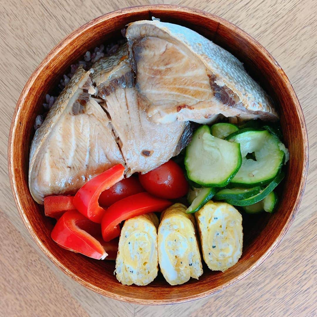 久冨慶子さんのインスタグラム写真 - (久冨慶子Instagram)「久しぶりにお弁当作った時🍱 魚が苦しそう🐟💦💦 ご飯は下に隠れてます🔍 ＊ ＊ #焼き鮭 #ブリの照り焼き #焼き鯖 #お弁当 #曲げわっぱ #久冨食堂」7月28日 12時03分 - keiko0hisatomi