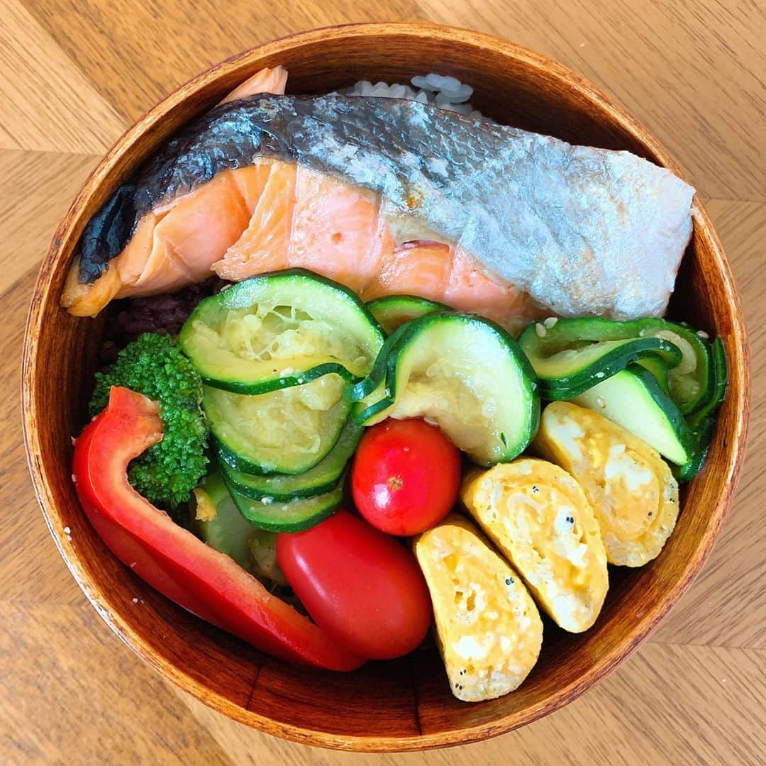 久冨慶子さんのインスタグラム写真 - (久冨慶子Instagram)「久しぶりにお弁当作った時🍱 魚が苦しそう🐟💦💦 ご飯は下に隠れてます🔍 ＊ ＊ #焼き鮭 #ブリの照り焼き #焼き鯖 #お弁当 #曲げわっぱ #久冨食堂」7月28日 12時03分 - keiko0hisatomi