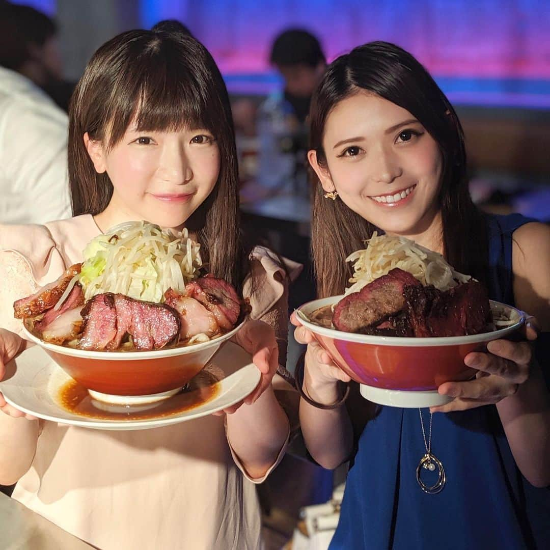 大見さなえさんのインスタグラム写真 - (大見さなえInstagram)「1杯1万円のラーメン😳！！！﻿ 最高級の二郎インスパイア🍜﻿ 『赤坂会員制 WAGYUMAFIA &﻿ 香港 MASHI NO MASHI』﻿ ﻿ 26日は和牛二郎の日🍜ということで﻿ ホリエモンさんプロデュースのお店へ☺️﻿ ﻿ スープは尾崎牛を中心に和牛骨を﻿ ２４時間炊き込んだ牛白湯🍜﻿ 牛チャーシューは尾崎牛と神戸牛の﻿ 雌のウデ肉を煮込んだ贅沢さ(*´꒳`*)﻿ 食べ終わるのが名残り惜しくなる味だった😭💓﻿ ﻿ もえあずちゃんと一緒行ったら﻿ ばったりすするさんにも会った☺️🍥﻿ ﻿ #wagyumafia #和牛二郎 #wagyujiro﻿ #二郎インスパイア #もえあず ちゃん﻿ #めぐログ_赤坂 #会員制 #ラーメン﻿ #🍜 #らーめん #拉麺 #麺スタグラム﻿ #mashi #マシ #ホリエモンさんプロデュース」7月28日 12時10分 - tabe_megumi