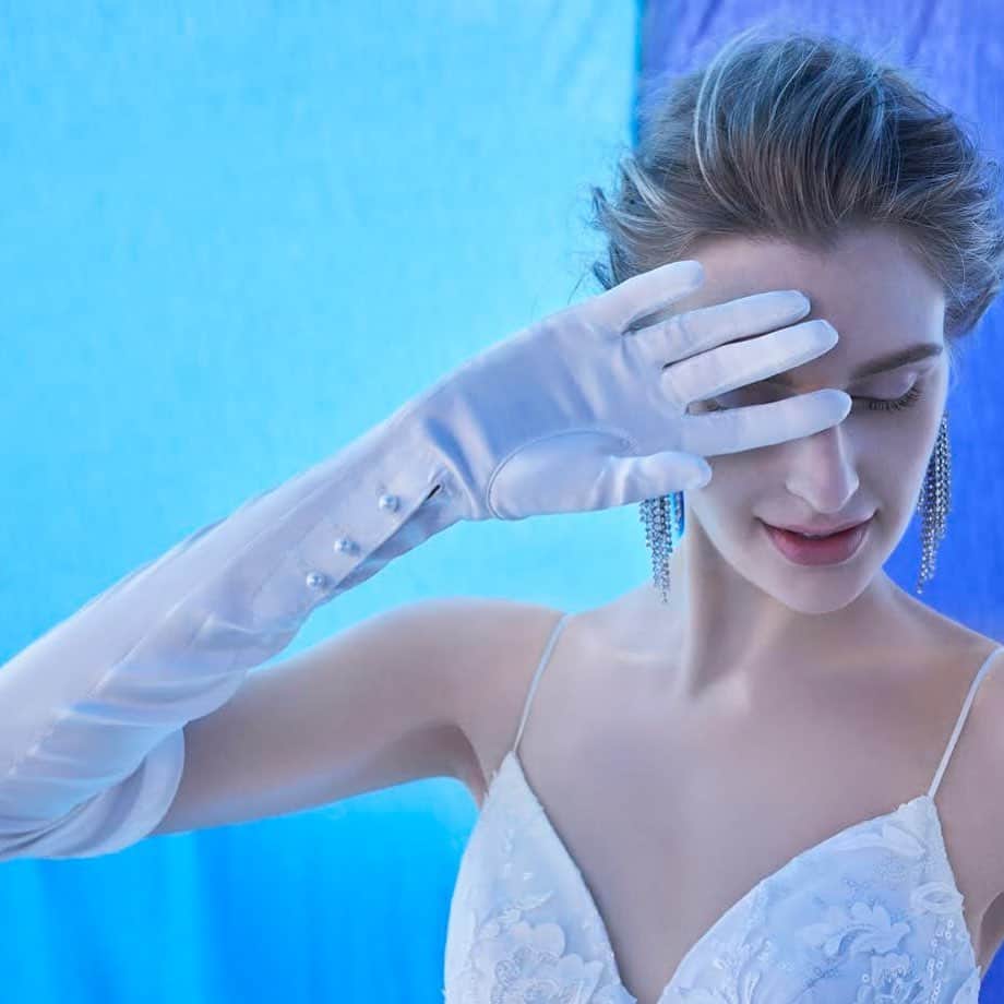 のインスタグラム：「結婚式という特別なシーンでは、なにかと手元に視線が集まります 指輪交換の際にグローブを外す仕草もそのひとつ やわらかなシルクサテンのグローブなら、大切な瞬間をさらに優雅に魅せてくれます  #結婚式 #ウエディングドレス #ウエディング #ウェディングドレス #ウェディング #ウエディンググローブ #花嫁 #プレ花嫁 #ノバレーゼ #weddingdress #wedding #weddingglove #novaresewedding #novarese」