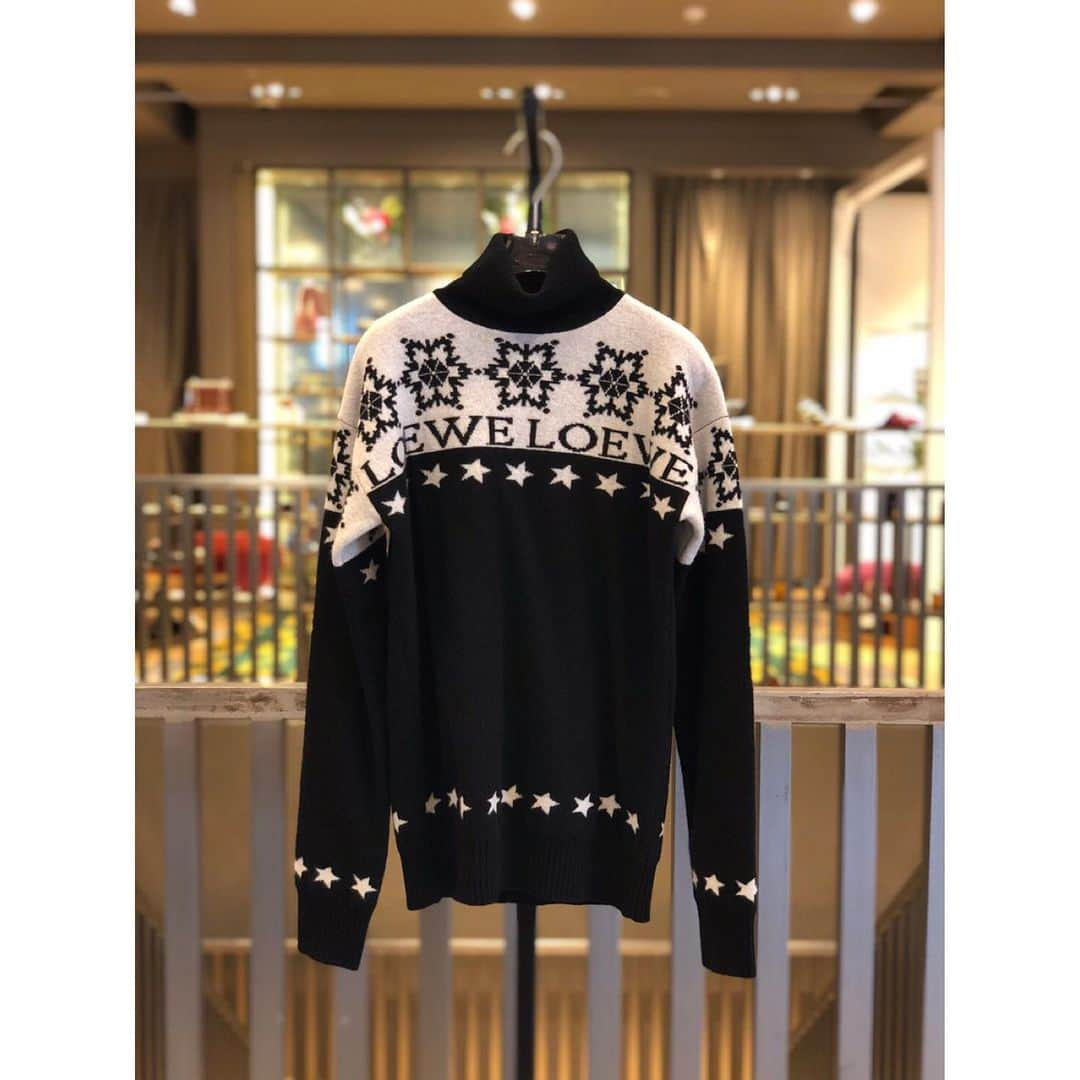 TOMORROWLAND 渋谷本店さんのインスタグラム写真 - (TOMORROWLAND 渋谷本店Instagram)「. <LOEWE> 1.knit 37-94-02012 ¥90,000+tax  2.knit 37-94-02004 ¥84,000+tax  3.cardigan 37-94-02010 ¥150,000+tax  4.coat 37-94-08002 ¥297,000+tax t-shirt 37-94-03003 ¥44,000+tax  5.skirt 37-94-05004 ¥129,000+tax  #loewe #newarrivals #19fw #knit #coat #skirt #fashion #tomorrowland @tomorrowland_shibuya @tomorrowland_womens」7月28日 12時25分 - tomorrowland_shibuya