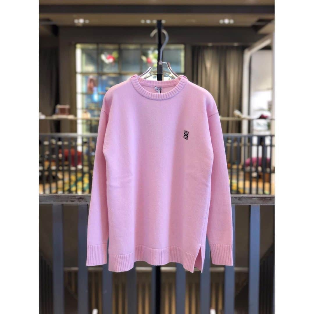 TOMORROWLAND 渋谷本店さんのインスタグラム写真 - (TOMORROWLAND 渋谷本店Instagram)「. <LOEWE> 1.knit 37-94-02012 ¥90,000+tax  2.knit 37-94-02004 ¥84,000+tax  3.cardigan 37-94-02010 ¥150,000+tax  4.coat 37-94-08002 ¥297,000+tax t-shirt 37-94-03003 ¥44,000+tax  5.skirt 37-94-05004 ¥129,000+tax  #loewe #newarrivals #19fw #knit #coat #skirt #fashion #tomorrowland @tomorrowland_shibuya @tomorrowland_womens」7月28日 12時25分 - tomorrowland_shibuya