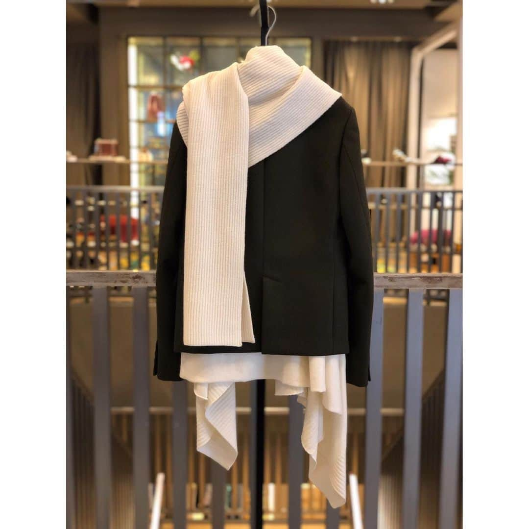 TOMORROWLAND 渋谷本店さんのインスタグラム写真 - (TOMORROWLAND 渋谷本店Instagram)「. <sacai> 1.wide pant 32-95-04013 ¥75,000+tax  2.knit 32-95-02023 ¥67,000+tax  3.one piece 32-95-06026 ¥179,000+tax  4.long shirt 32-95-06027 ¥57,000+tax  5.jacket×knit 32-95-08066 ¥139,000+tax  #sacai #newarrivals #19fw #pant #onepiece #jacket #knit #fashion #tomorrowland @tomorrowland_shibuya @tomorrowland_womens」7月28日 12時26分 - tomorrowland_shibuya