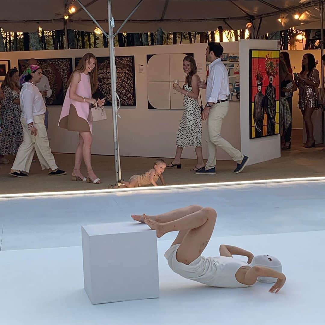 ジェニファー・エスポジートさんのインスタグラム写真 - (ジェニファー・エスポジートInstagram)「Art installation at the #waterillcenter was spectacular!!! However, the baby behind the performer was doing her own show. Now that’s #freedom. #art #beauty #moreofthat」7月28日 12時24分 - jesposito