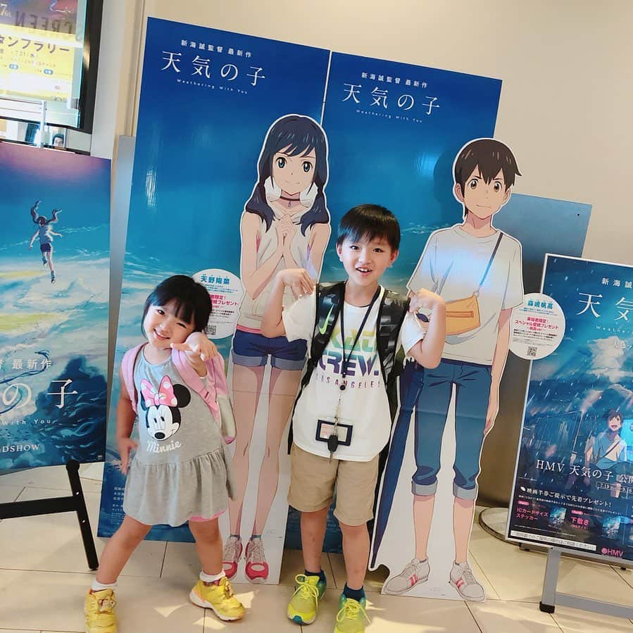 のインスタグラム：「君の名は 新海誠監督の最新作 🎬天気の子🎬 観てきたよ💖 ・ 今月は アラジン、ミューツーの逆襲 に続き、、、 3作目の映画鑑賞🎬✨💖 ・ ・ 新海さんの 情景描写が本当好き❣️ RADWIMPSの歌も 心に響くー💖🎶 #山内智恵 #マキろん #映画 #新海誠  #天気の子」