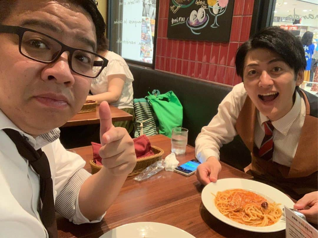 昴生さんのインスタグラム写真 - (昴生Instagram)「ランチ！！ #今日は劇場の合間に #ツートライブ #たかのり と #ランチ！ #みんな大好き #カプリチョーザ！ #カプチョ！ #ここ何ヶ月かずっと食べたかった #トマトとニンニクのパスタ！ #これほんまにうまい！ #ただ今からまだ亜生と #5回漫才！ #昼にニンニク食べたやろ？ #っていつ言われるか楽しみ！ #フリスクとか食べない！ #気づいてもらいたいから！ #亜生にお昼にニンニク食べたこと気づいてほしい！ #ほんで亜生も #食べたくなってほしい！ #きっとなる！ #これからの漫才楽しみ！」7月28日 12時28分 - mikikousei