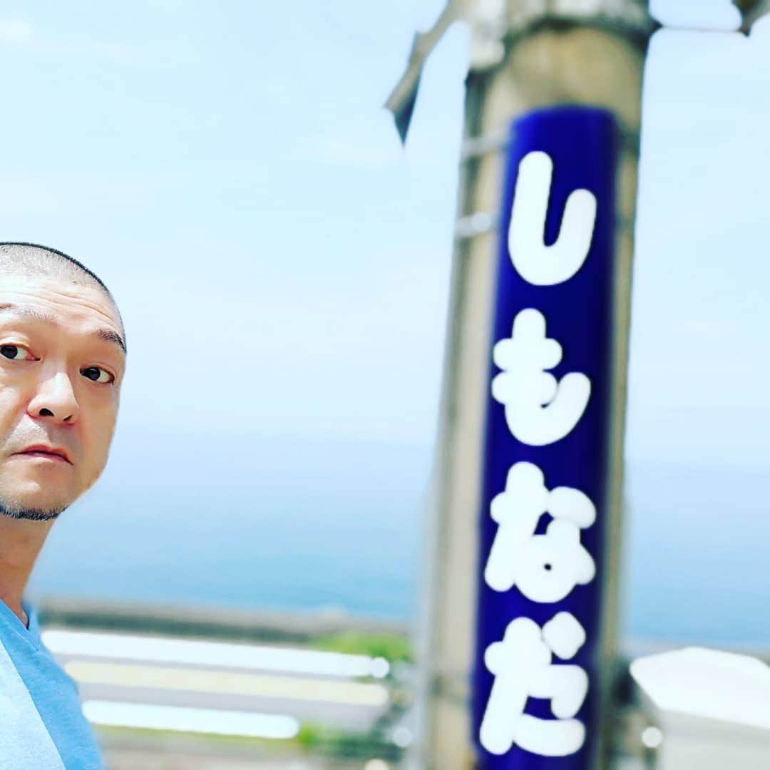 松本隆博のインスタグラム：「。 一度は降りてみたい駅 と言われてる、愛媛県伊予市 にある無人駅「下灘駅」 夕日の絶景スポットとして 広く知られています。 (o^^o) …にして暑い🔥」