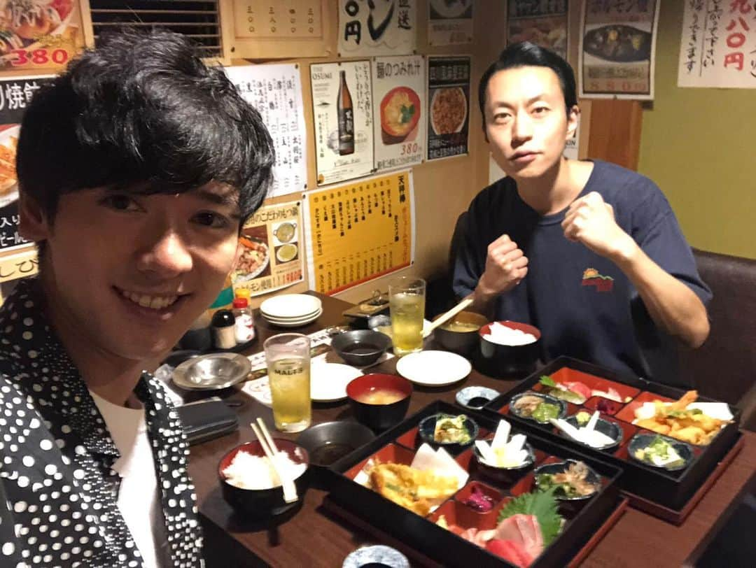 酒井孝太さんのインスタグラム写真 - (酒井孝太Instagram)「漫才劇場1st目終わり ジュリエッタ井尻さんに 大阪お帰り飯ご馳走になりました！！ 井尻さん優しすぎ！！ 感謝です！！ #ジュリエッタ #井尻 さん #大阪昔ながらの定食屋さん #天秤棒 #有り難い #食べ終わって #井尻さんは #一目散に #NGKにう◯こしに行った #優しすぎの上に消化良すぎ兄さん #感謝 #ジソンシン #ジソンシン酒井」7月28日 12時42分 - sakaikota