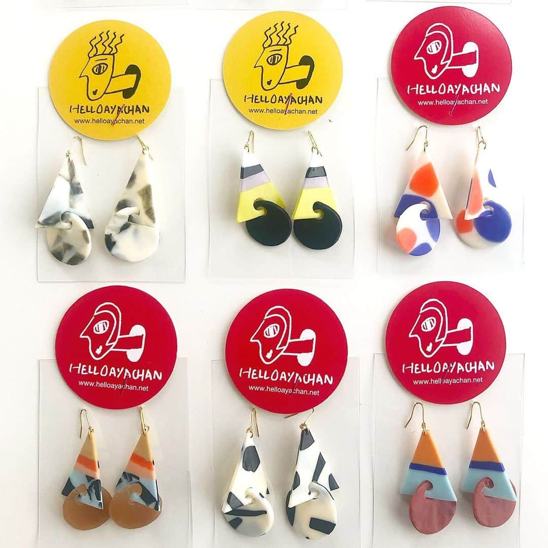 タピエスタイルさんのインスタグラム写真 - (タピエスタイルInstagram)「大阪ルクアイーレ店です。「HELLOAYACHAN」ルクアイーレ店での初個展も、残り5日となりました！  個性的なデザインとポップで目を惹く色合いが乙女心をくすぐります。  1点ずつ手作りの樹脂アクセサリーは色や形が全て異なり見ているだけでわくわくします。 タピエスタイルでは約1年ぶりの個展となります。こちらは8月1日（木）までのご案内でございますので、お見逃しのないよう、ぜひルクアイーレ4F、タピエスタイルにてご覧下さい。 『HELLOAYACHAN』  京都のアクセサリーブランド、イラストレーター 2008年よりプラスチックアクセサリーの製作を開始。 京都をはじめ国内外での活動を続けています。 2014年8月にはタピエスタイル南船場店にて個展を開催。 「○△□」というシンプルな幾何学の「かたち」をモチーフとして作られるアクセサリーたち。 それらには作家自身の感覚のみを頼りに構成された配色からは活動をアクセサリー製作に限らない彼女ならではのイラストレーターとしてのセンスが感じられます。  HELLOAYACHAN個展『NEWHELLO』  会期：2019年7月19日（金）〜2019年8月1日（木） 時間：10:00～21:00 場所：タピエスタイル ルクアイーレ店  #HELLOAYACHAN #tapiestyle #ハンドメイドアクセサリー #handmadeaccessory #ルクアイーレタピエスタイル #ピアス #イヤリング #樹脂 #lucua11004f」7月28日 12時48分 - tapiestyle