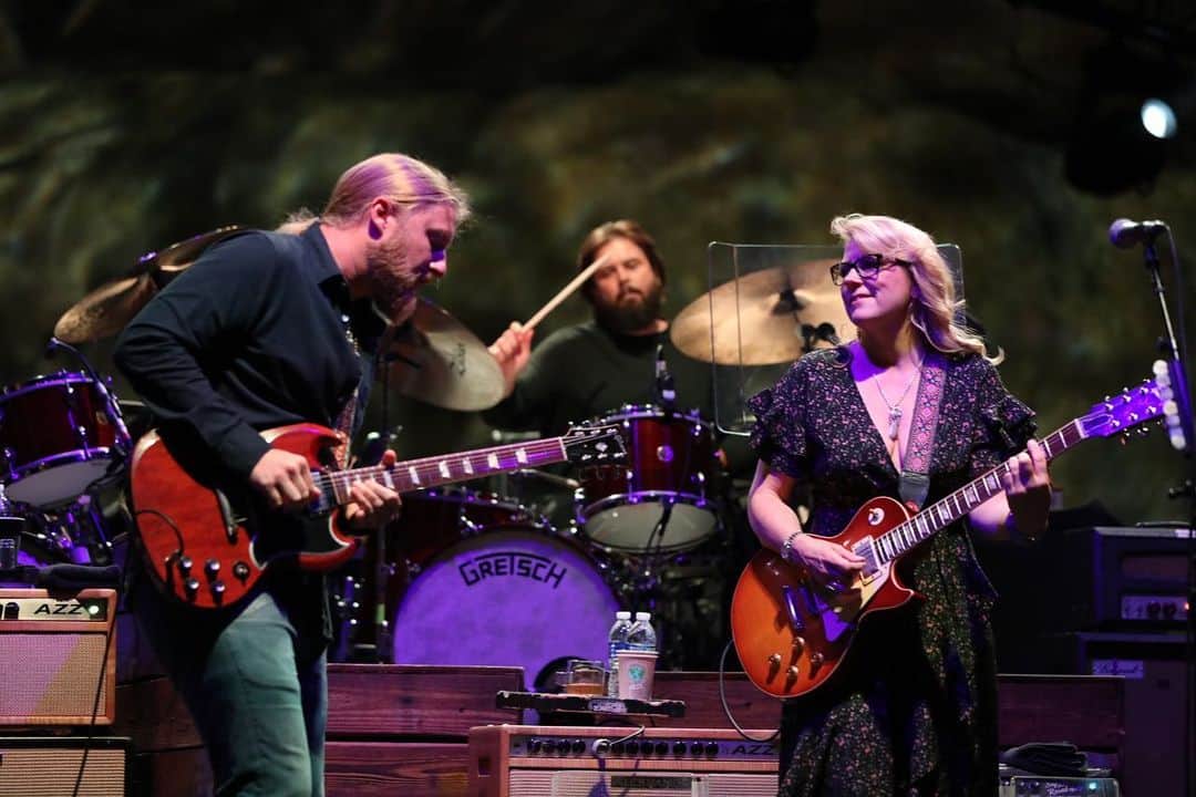 テデスキ・トラックス・バンドのインスタグラム：「“Don’t Do It” opener at Red Rocks with Charlie Starr and Richard Turner of @blackberrysmoke. First time played since 12/31/11. If you’re not watching via Nugs.tv what are you waiting for? Show is available on demand for 72 hours... Tune in and enjoy! 📷: @marcissistic」