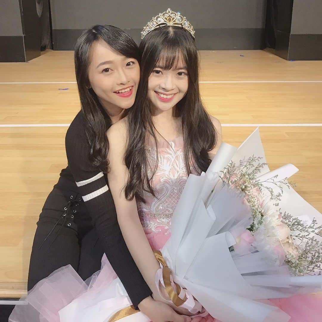 ロナ・アングラエニさんのインスタグラム写真 - (ロナ・アングラエニInstagram)「Forever family 🤗😘 Happy graduation anak bawel 😛」7月28日 12時49分 - jkt48rona