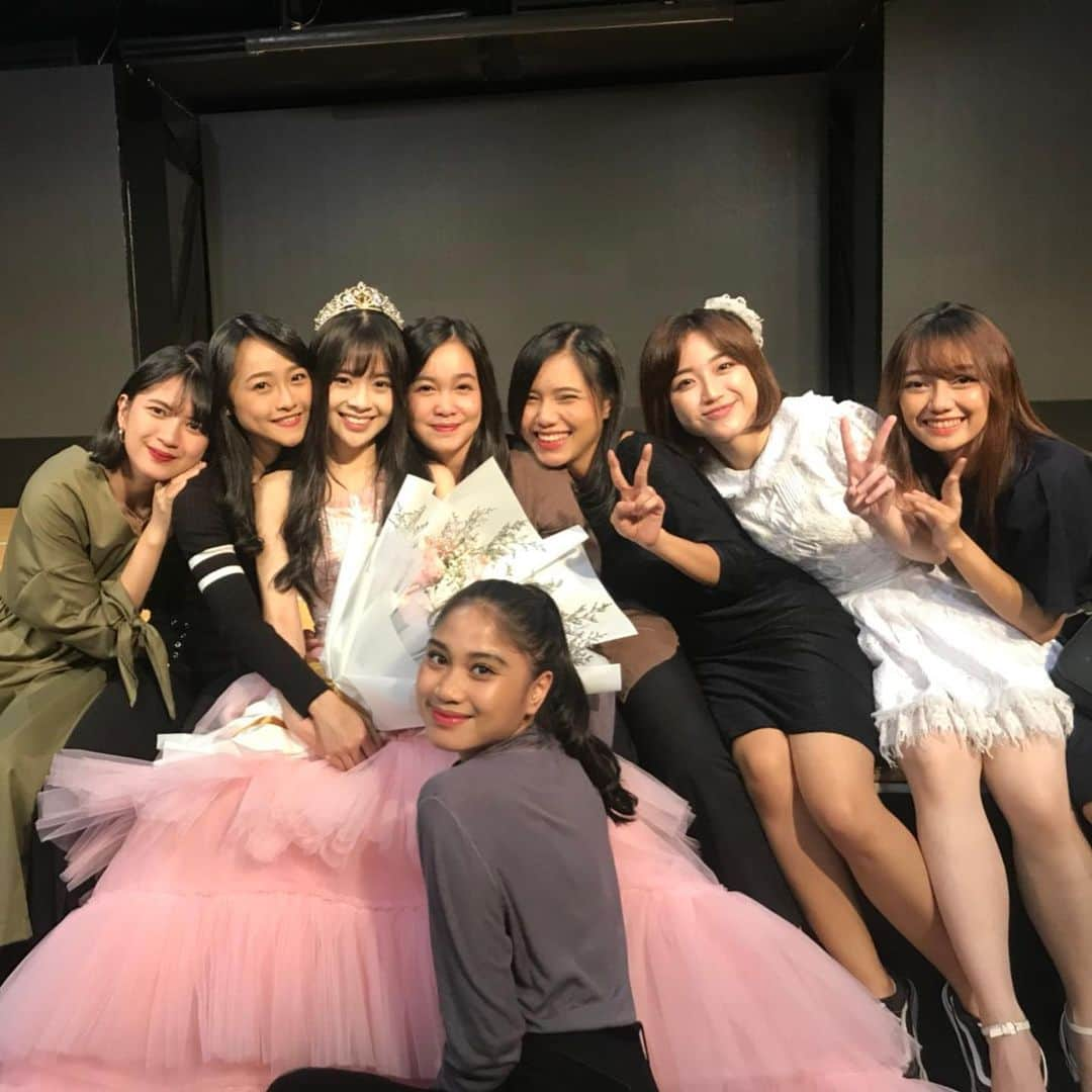 ロナ・アングラエニさんのインスタグラム写真 - (ロナ・アングラエニInstagram)「Forever family 🤗😘 Happy graduation anak bawel 😛」7月28日 12時49分 - jkt48rona