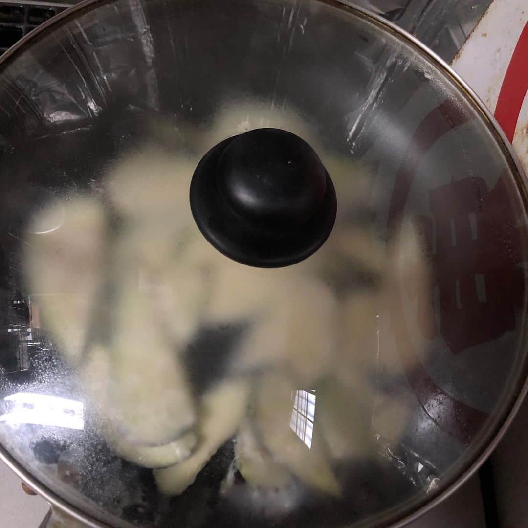 直樹 加藤さんのインスタグラム写真 - (直樹 加藤Instagram)「.. 香辛料をそのまま飲んでる感覚のスペインのプティヴェルド。 . むむ？スペインのプティヴェルドって… . ほぼ知らない「でしょ？」←ホント、初耳。 . しかし、補助的に使われるプティヴェルドが、こんなに主張する味わいのワインになるって、すごいなぁ。 . そんなスパイシーなワインに合わせるのは、農家の方が直接持って来る、いわゆる産直形式の売場で買った、夏野菜の代表(←でしょ？)なお茄子をガーリッククリームとマヨネーズでソテーしたシロモノ。 . 味付けは、フェンネルのハーヴソルト、赤、緑、黒の粒胡椒、ホールの山椒です。 . 胡椒の香りもそうですが、特に山椒、この香りのニュアンスは、ボルドー的な価値観の味わいを持つワインには、ドンピシャですね。 . ニンニク味の茄子とスパイシーな赤ワイン。もう鉄板の相性ですね。 . さて、メイン作ろうかな。 .. #西七条お家ごはん #西七条ワイン好き #西七料理好き #ワイン #デイリーワイン #ワインと共に #ワインと合う#料理 #男の料理 #お家ごはん  #ワイン好き #ワイン好きな人と繋がりたい #pin #ダイエット料理 #太らない食事 #七条御前 #西七条 #七条御前 #西七条 #梅小路 #七条七本松 #御前 #デイリーワイン #安うまワイン #試飲販売 #試飲 #試飲できます  #クッキングラム #インスタダイエット #アラフィフダイエット #食べても太らない」7月28日 12時53分 - daimonjiyakatonaoki