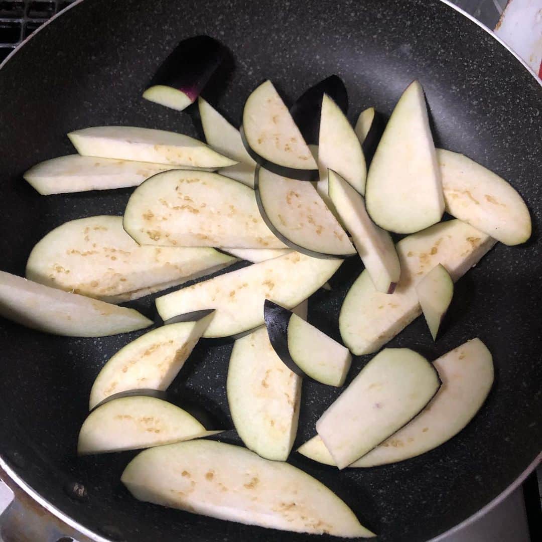 直樹 加藤さんのインスタグラム写真 - (直樹 加藤Instagram)「.. 香辛料をそのまま飲んでる感覚のスペインのプティヴェルド。 . むむ？スペインのプティヴェルドって… . ほぼ知らない「でしょ？」←ホント、初耳。 . しかし、補助的に使われるプティヴェルドが、こんなに主張する味わいのワインになるって、すごいなぁ。 . そんなスパイシーなワインに合わせるのは、農家の方が直接持って来る、いわゆる産直形式の売場で買った、夏野菜の代表(←でしょ？)なお茄子をガーリッククリームとマヨネーズでソテーしたシロモノ。 . 味付けは、フェンネルのハーヴソルト、赤、緑、黒の粒胡椒、ホールの山椒です。 . 胡椒の香りもそうですが、特に山椒、この香りのニュアンスは、ボルドー的な価値観の味わいを持つワインには、ドンピシャですね。 . ニンニク味の茄子とスパイシーな赤ワイン。もう鉄板の相性ですね。 . さて、メイン作ろうかな。 .. #西七条お家ごはん #西七条ワイン好き #西七料理好き #ワイン #デイリーワイン #ワインと共に #ワインと合う#料理 #男の料理 #お家ごはん  #ワイン好き #ワイン好きな人と繋がりたい #pin #ダイエット料理 #太らない食事 #七条御前 #西七条 #七条御前 #西七条 #梅小路 #七条七本松 #御前 #デイリーワイン #安うまワイン #試飲販売 #試飲 #試飲できます  #クッキングラム #インスタダイエット #アラフィフダイエット #食べても太らない」7月28日 12時53分 - daimonjiyakatonaoki