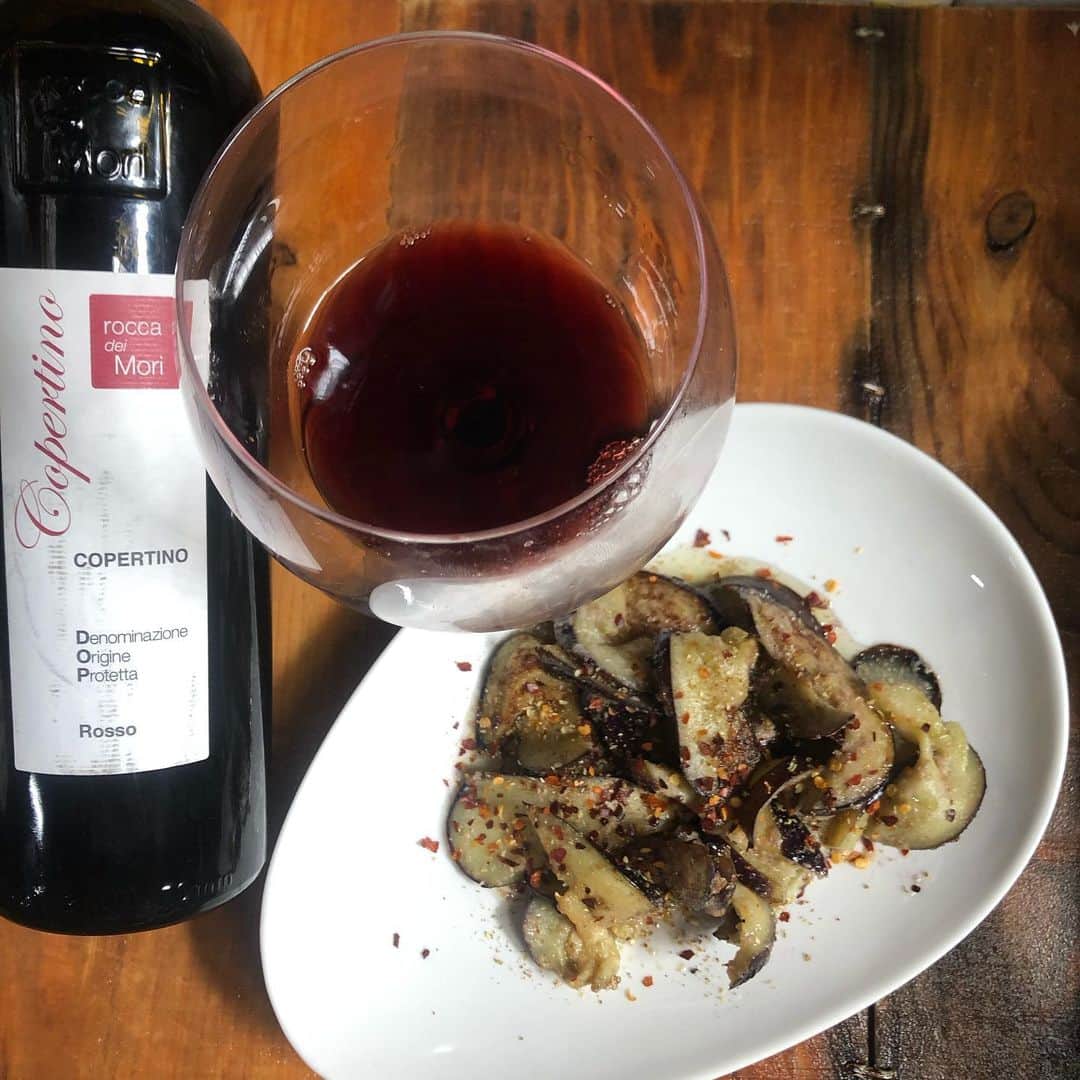 直樹 加藤さんのインスタグラム写真 - (直樹 加藤Instagram)「.. 香辛料をそのまま飲んでる感覚のスペインのプティヴェルド。 . むむ？スペインのプティヴェルドって… . ほぼ知らない「でしょ？」←ホント、初耳。 . しかし、補助的に使われるプティヴェルドが、こんなに主張する味わいのワインになるって、すごいなぁ。 . そんなスパイシーなワインに合わせるのは、農家の方が直接持って来る、いわゆる産直形式の売場で買った、夏野菜の代表(←でしょ？)なお茄子をガーリッククリームとマヨネーズでソテーしたシロモノ。 . 味付けは、フェンネルのハーヴソルト、赤、緑、黒の粒胡椒、ホールの山椒です。 . 胡椒の香りもそうですが、特に山椒、この香りのニュアンスは、ボルドー的な価値観の味わいを持つワインには、ドンピシャですね。 . ニンニク味の茄子とスパイシーな赤ワイン。もう鉄板の相性ですね。 . さて、メイン作ろうかな。 .. #西七条お家ごはん #西七条ワイン好き #西七料理好き #ワイン #デイリーワイン #ワインと共に #ワインと合う#料理 #男の料理 #お家ごはん  #ワイン好き #ワイン好きな人と繋がりたい #pin #ダイエット料理 #太らない食事 #七条御前 #西七条 #七条御前 #西七条 #梅小路 #七条七本松 #御前 #デイリーワイン #安うまワイン #試飲販売 #試飲 #試飲できます  #クッキングラム #インスタダイエット #アラフィフダイエット #食べても太らない」7月28日 12時53分 - daimonjiyakatonaoki