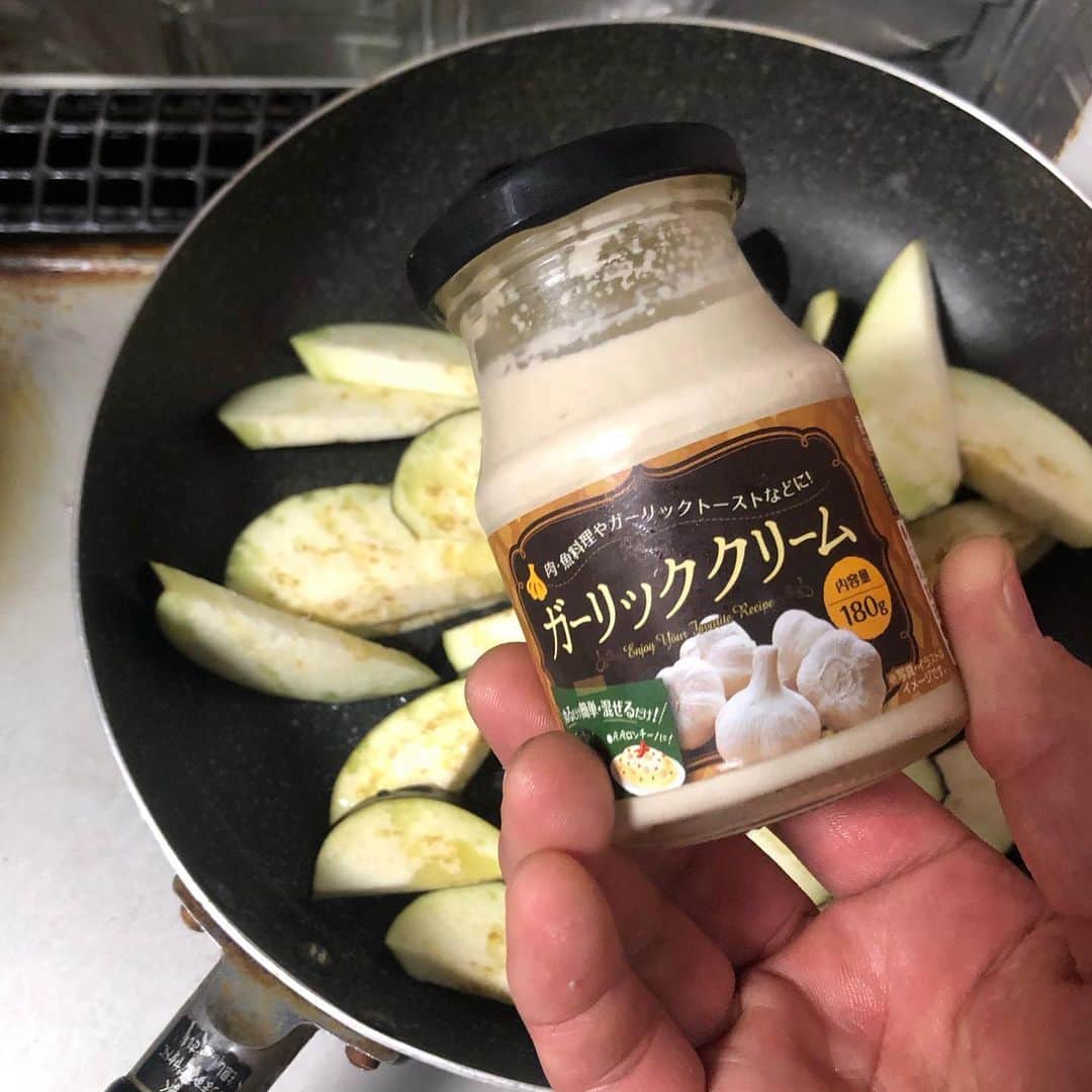 直樹 加藤さんのインスタグラム写真 - (直樹 加藤Instagram)「.. 香辛料をそのまま飲んでる感覚のスペインのプティヴェルド。 . むむ？スペインのプティヴェルドって… . ほぼ知らない「でしょ？」←ホント、初耳。 . しかし、補助的に使われるプティヴェルドが、こんなに主張する味わいのワインになるって、すごいなぁ。 . そんなスパイシーなワインに合わせるのは、農家の方が直接持って来る、いわゆる産直形式の売場で買った、夏野菜の代表(←でしょ？)なお茄子をガーリッククリームとマヨネーズでソテーしたシロモノ。 . 味付けは、フェンネルのハーヴソルト、赤、緑、黒の粒胡椒、ホールの山椒です。 . 胡椒の香りもそうですが、特に山椒、この香りのニュアンスは、ボルドー的な価値観の味わいを持つワインには、ドンピシャですね。 . ニンニク味の茄子とスパイシーな赤ワイン。もう鉄板の相性ですね。 . さて、メイン作ろうかな。 .. #西七条お家ごはん #西七条ワイン好き #西七料理好き #ワイン #デイリーワイン #ワインと共に #ワインと合う#料理 #男の料理 #お家ごはん  #ワイン好き #ワイン好きな人と繋がりたい #pin #ダイエット料理 #太らない食事 #七条御前 #西七条 #七条御前 #西七条 #梅小路 #七条七本松 #御前 #デイリーワイン #安うまワイン #試飲販売 #試飲 #試飲できます  #クッキングラム #インスタダイエット #アラフィフダイエット #食べても太らない」7月28日 12時53分 - daimonjiyakatonaoki