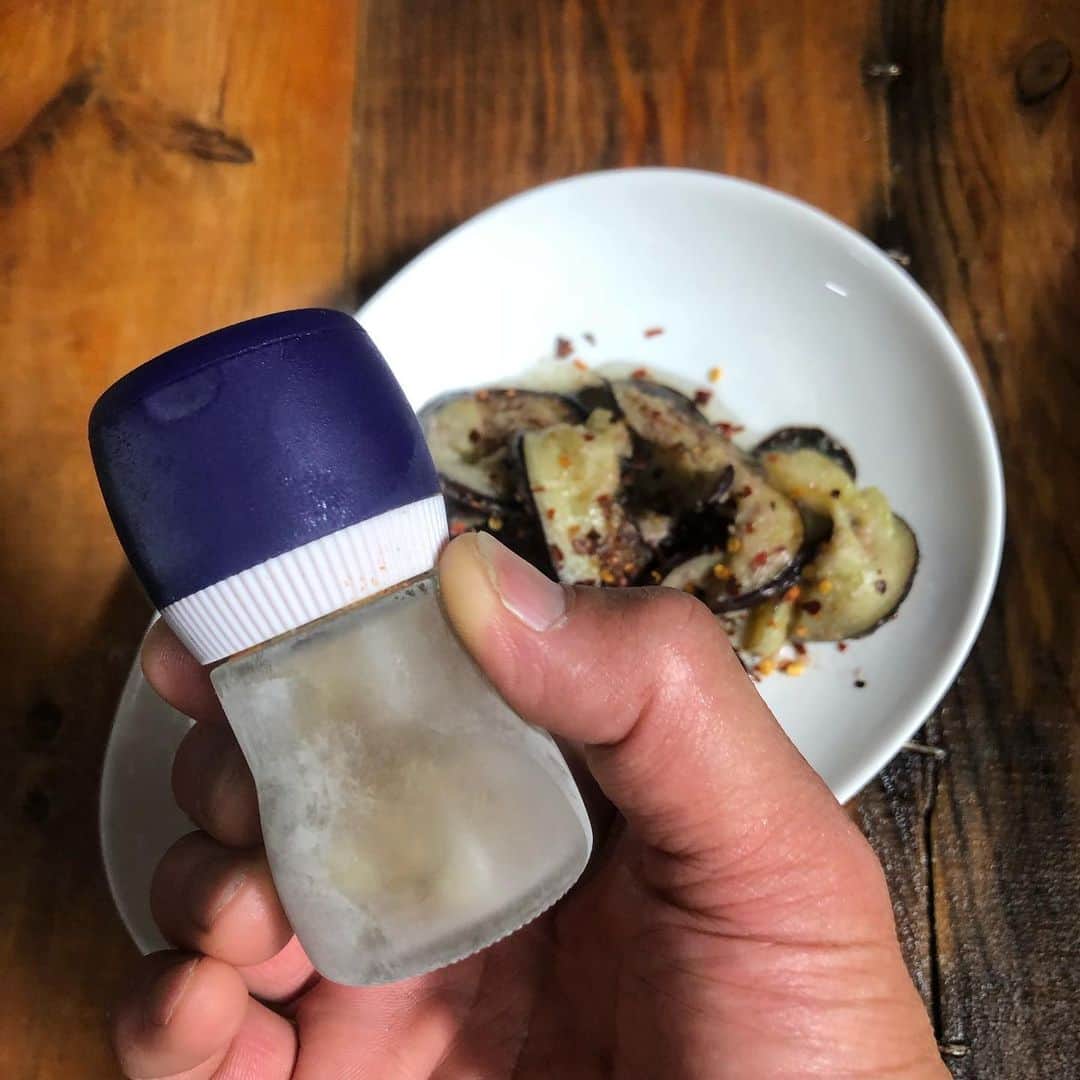 直樹 加藤さんのインスタグラム写真 - (直樹 加藤Instagram)「.. 香辛料をそのまま飲んでる感覚のスペインのプティヴェルド。 . むむ？スペインのプティヴェルドって… . ほぼ知らない「でしょ？」←ホント、初耳。 . しかし、補助的に使われるプティヴェルドが、こんなに主張する味わいのワインになるって、すごいなぁ。 . そんなスパイシーなワインに合わせるのは、農家の方が直接持って来る、いわゆる産直形式の売場で買った、夏野菜の代表(←でしょ？)なお茄子をガーリッククリームとマヨネーズでソテーしたシロモノ。 . 味付けは、フェンネルのハーヴソルト、赤、緑、黒の粒胡椒、ホールの山椒です。 . 胡椒の香りもそうですが、特に山椒、この香りのニュアンスは、ボルドー的な価値観の味わいを持つワインには、ドンピシャですね。 . ニンニク味の茄子とスパイシーな赤ワイン。もう鉄板の相性ですね。 . さて、メイン作ろうかな。 .. #西七条お家ごはん #西七条ワイン好き #西七料理好き #ワイン #デイリーワイン #ワインと共に #ワインと合う#料理 #男の料理 #お家ごはん  #ワイン好き #ワイン好きな人と繋がりたい #pin #ダイエット料理 #太らない食事 #七条御前 #西七条 #七条御前 #西七条 #梅小路 #七条七本松 #御前 #デイリーワイン #安うまワイン #試飲販売 #試飲 #試飲できます  #クッキングラム #インスタダイエット #アラフィフダイエット #食べても太らない」7月28日 12時53分 - daimonjiyakatonaoki
