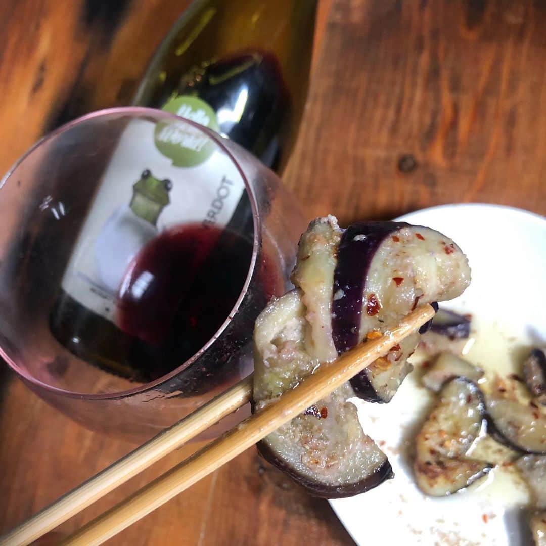 直樹 加藤さんのインスタグラム写真 - (直樹 加藤Instagram)「.. 香辛料をそのまま飲んでる感覚のスペインのプティヴェルド。 . むむ？スペインのプティヴェルドって… . ほぼ知らない「でしょ？」←ホント、初耳。 . しかし、補助的に使われるプティヴェルドが、こんなに主張する味わいのワインになるって、すごいなぁ。 . そんなスパイシーなワインに合わせるのは、農家の方が直接持って来る、いわゆる産直形式の売場で買った、夏野菜の代表(←でしょ？)なお茄子をガーリッククリームとマヨネーズでソテーしたシロモノ。 . 味付けは、フェンネルのハーヴソルト、赤、緑、黒の粒胡椒、ホールの山椒です。 . 胡椒の香りもそうですが、特に山椒、この香りのニュアンスは、ボルドー的な価値観の味わいを持つワインには、ドンピシャですね。 . ニンニク味の茄子とスパイシーな赤ワイン。もう鉄板の相性ですね。 . さて、メイン作ろうかな。 .. #西七条お家ごはん #西七条ワイン好き #西七料理好き #ワイン #デイリーワイン #ワインと共に #ワインと合う#料理 #男の料理 #お家ごはん  #ワイン好き #ワイン好きな人と繋がりたい #pin #ダイエット料理 #太らない食事 #七条御前 #西七条 #七条御前 #西七条 #梅小路 #七条七本松 #御前 #デイリーワイン #安うまワイン #試飲販売 #試飲 #試飲できます  #クッキングラム #インスタダイエット #アラフィフダイエット #食べても太らない」7月28日 12時53分 - daimonjiyakatonaoki