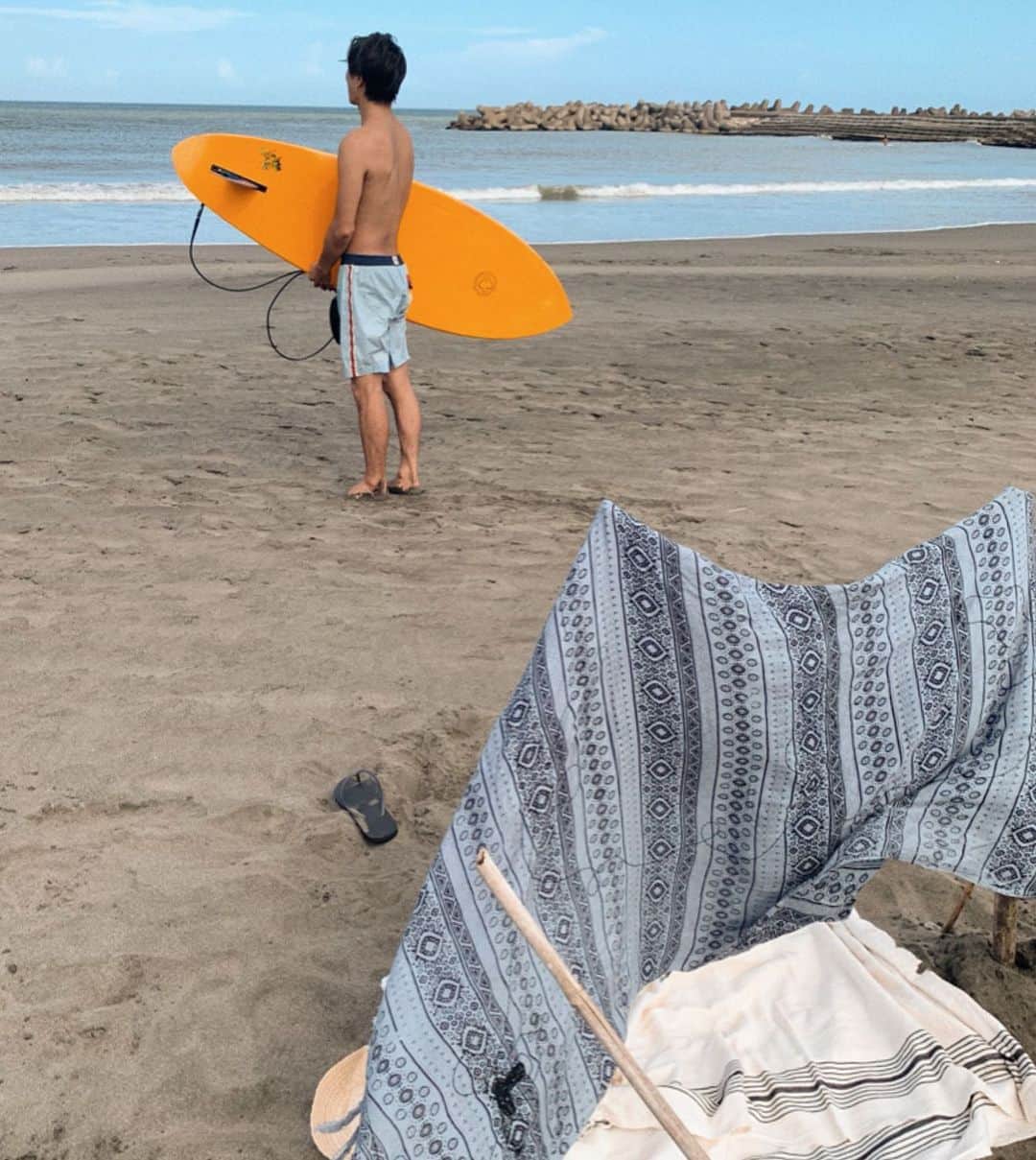 栗山遥さんのインスタグラム写真 - (栗山遥Instagram)「わたしは夕方だけ海に入ったから、 お昼はゴロゴロ🕊✨その辺りに落ちてる流木に布をかぶせて、手作りの日除け。大満足🏄🏾‍♀️✨」7月28日 12時54分 - harukakuriyama