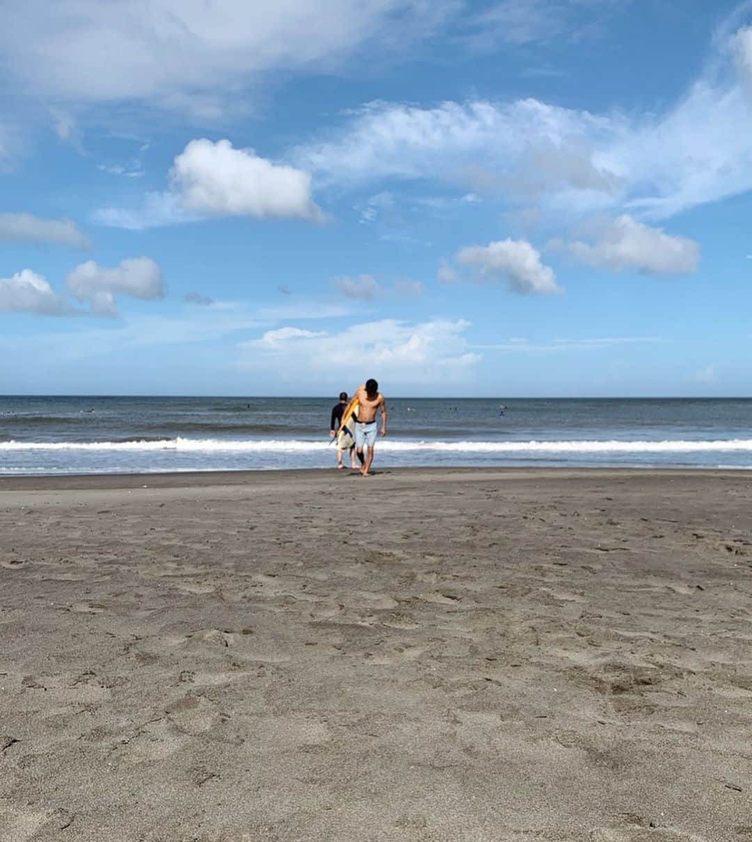 栗山遥さんのインスタグラム写真 - (栗山遥Instagram)「わたしは夕方だけ海に入ったから、 お昼はゴロゴロ🕊✨その辺りに落ちてる流木に布をかぶせて、手作りの日除け。大満足🏄🏾‍♀️✨」7月28日 12時54分 - harukakuriyama