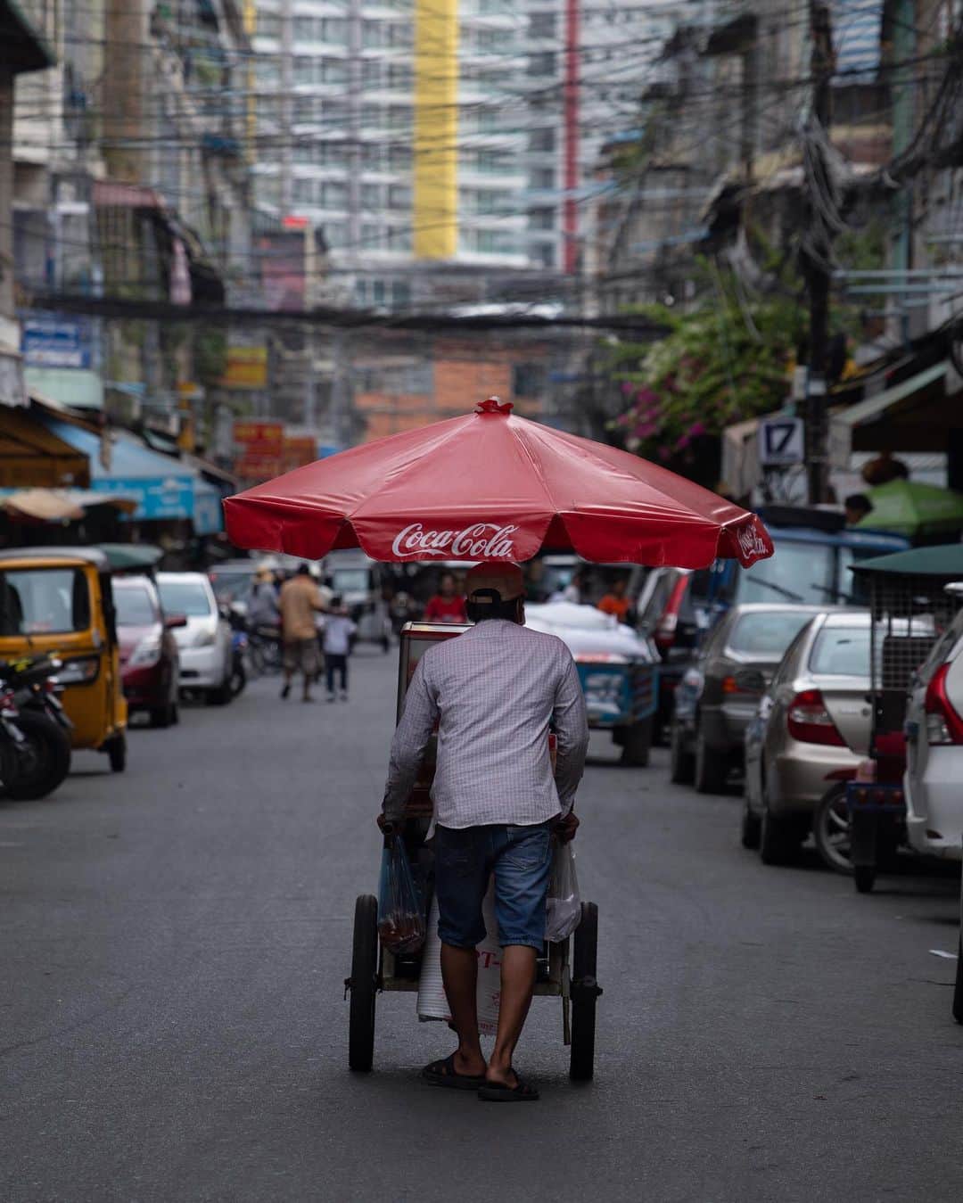Shunsuke Miyatakeのインスタグラム：「A typical Phnom Penh Street Vendor.」
