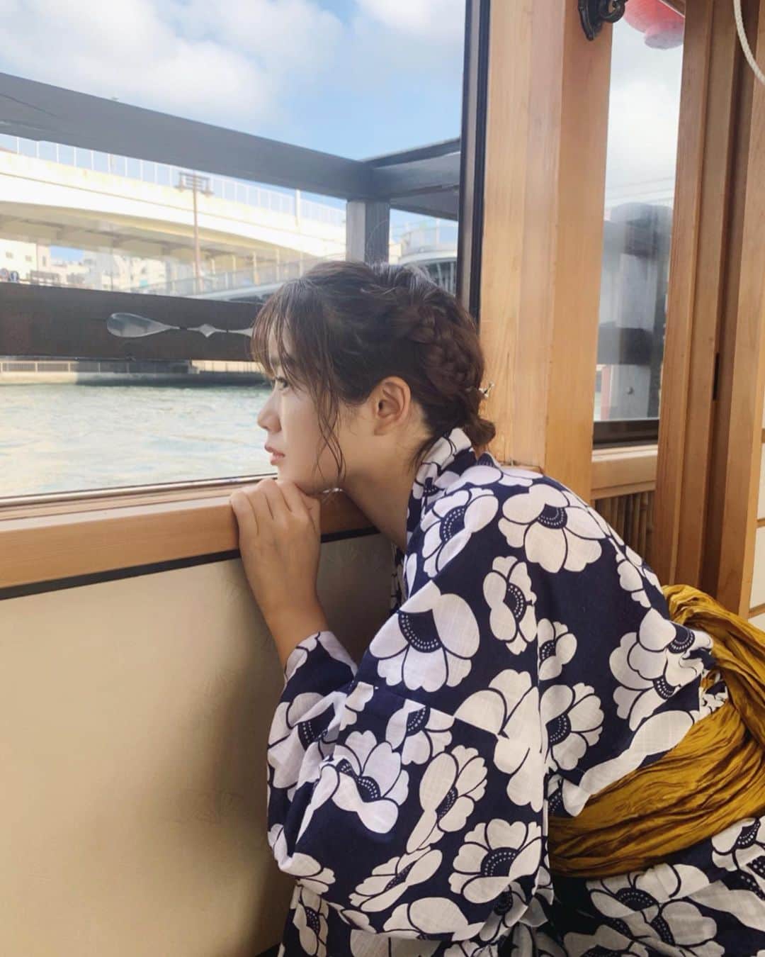 猪鼻ちひろのインスタグラム：「2019年初浴衣in屋形船🚣‍♀️ セルフヘアメイクとセルフ着付けにバタバタでした。笑 1枚目は船酔いに負けて何も喋らなくなったわたしです🤮爆笑  最後のは横になったら元気が復活した図です。 崩れるとか気になるけど、それどころじゃなかったのです。 パタリ🕊👼🏻 無言なのが珍しかったらしく友達が大爆笑していました😂 (勿論心配して看病してくれましたゴメン)  浴衣は @momo.official がつくったやつ👘🍑 帯を替えて着るのもまた雰囲気変わりそうでお気に入り♡ ヘアアクセサリーは @from_chiro 🕊 今日から2000円オフの価格になりました🤩 よかったら私服でもパーティーでも使えるので是非☺️ #マツエク @garland_eyelash 👀 #デザインはブログに載せました！ #そうだ酔いやすいんだった #思い出しました #ちひろのヘアメイク #ちひろの美容」