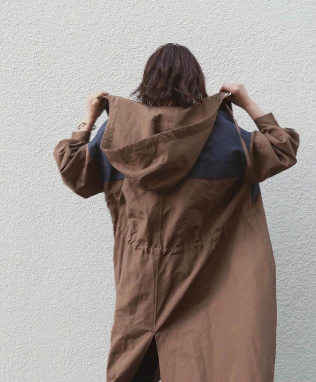 JUNNAのインスタグラム：「@etretokyo リクエストによりONLINE STOREにて再販を行っていた #バイカラーフーデットコート  ご予約件数が上限に達しましたので ご予約を終了させていただきます。  本当に沢山のオーダーを頂きありがとうございました。  オーダー頂いた皆さまに袖を通していただける日を楽しみにしております。  #etretokyo  #2019ETREaw #エトレコート」