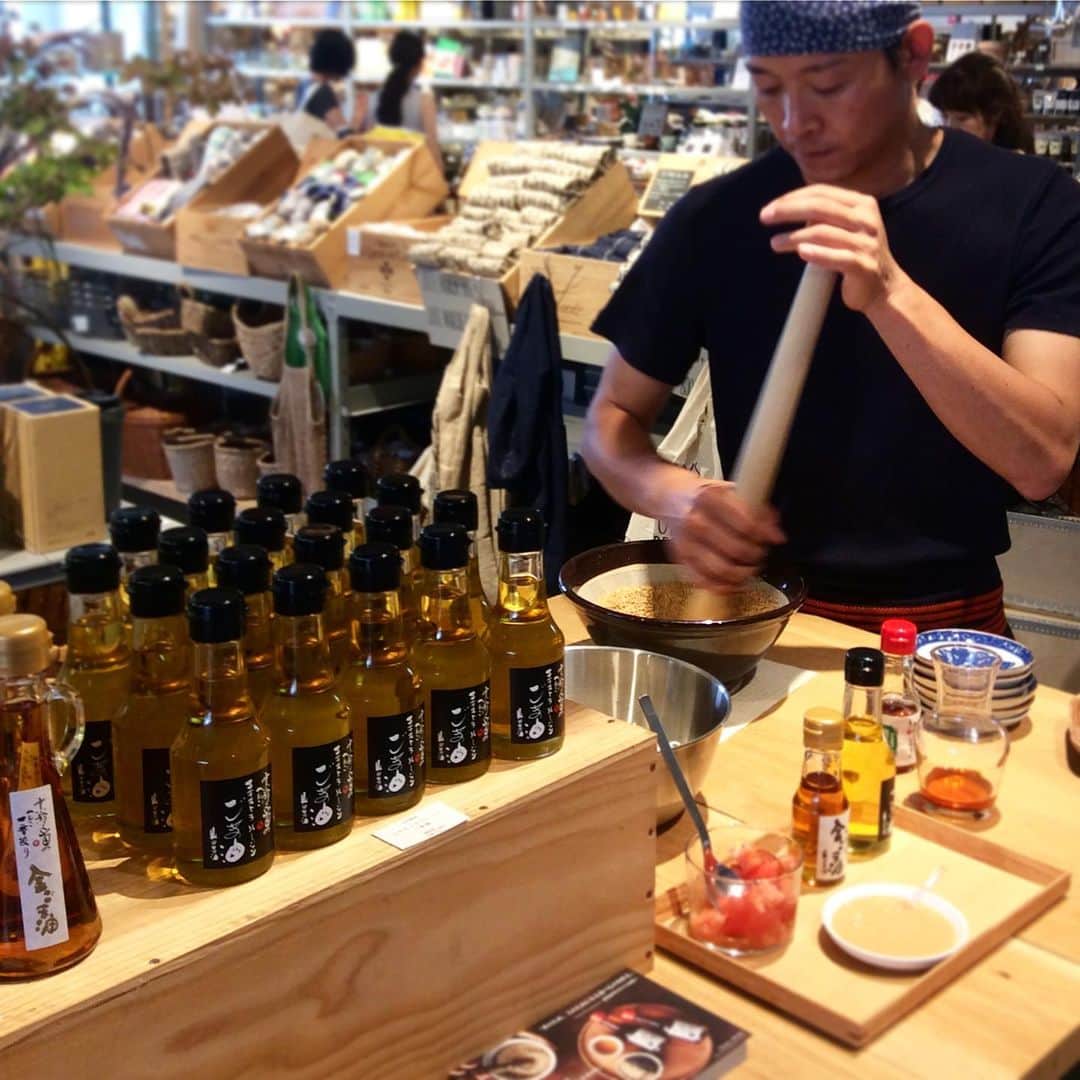 TODAY'S SPECIALさんのインスタグラム写真 - (TODAY'S SPECIALInstagram)「＜MARKET-Kyoto＞ 本日京都店では、山田製油さん(@henko_yamada )にお越しいただき、ごま調味料の試食販売をしております。 . 白ごまを焙煎せずに絞った新商品のエキストラバージンごま油は、ごま本来の味と香りを楽しむことができ、サラダから炒め物まで日々のお料理全般に使っていただけますよ。 . 冷やし麺に、トマト、塩、ブラックペッパーを加え、ごま油をひとかけした冷製パスタ風のお素麺もオススメです！辛いのがお好みの方はごまらぁ油をたらすのもいいですね。お好みのごま調味料を見つけにいらしてください。 . #todaysspecial #トゥディズスペシャル #京都バル #kyotobal #山田製油 #ごま #ごま油」7月28日 12時59分 - cibone_ts