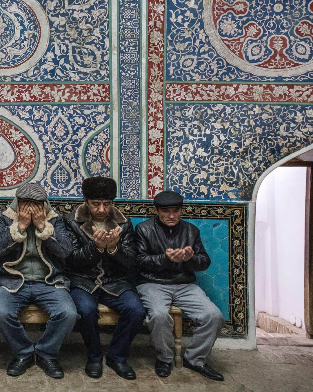 ジョン・スタンメイヤーさんのインスタグラム写真 - (ジョン・スタンメイヤーInstagram)「Swipe ~ Something quietly simple about this photograph, and the time I spent in a sacred tomb at the Shah-i-Zinda necropolis in Samarkand. Within a mausoleum covered in exquisite tile work from the 14th and 15th century, men and women from all over Uzbekistan, sometimes mixed in gender, sometimes not, would take turns to sit and pray, everyone always welcoming. - #uzbekistan #samarkand #shahizinda #necropolis #tomb @natgeo @natgeoimagecollection @outofedenwalk #prayer #islam #faith」7月28日 13時09分 - johnstanmeyer