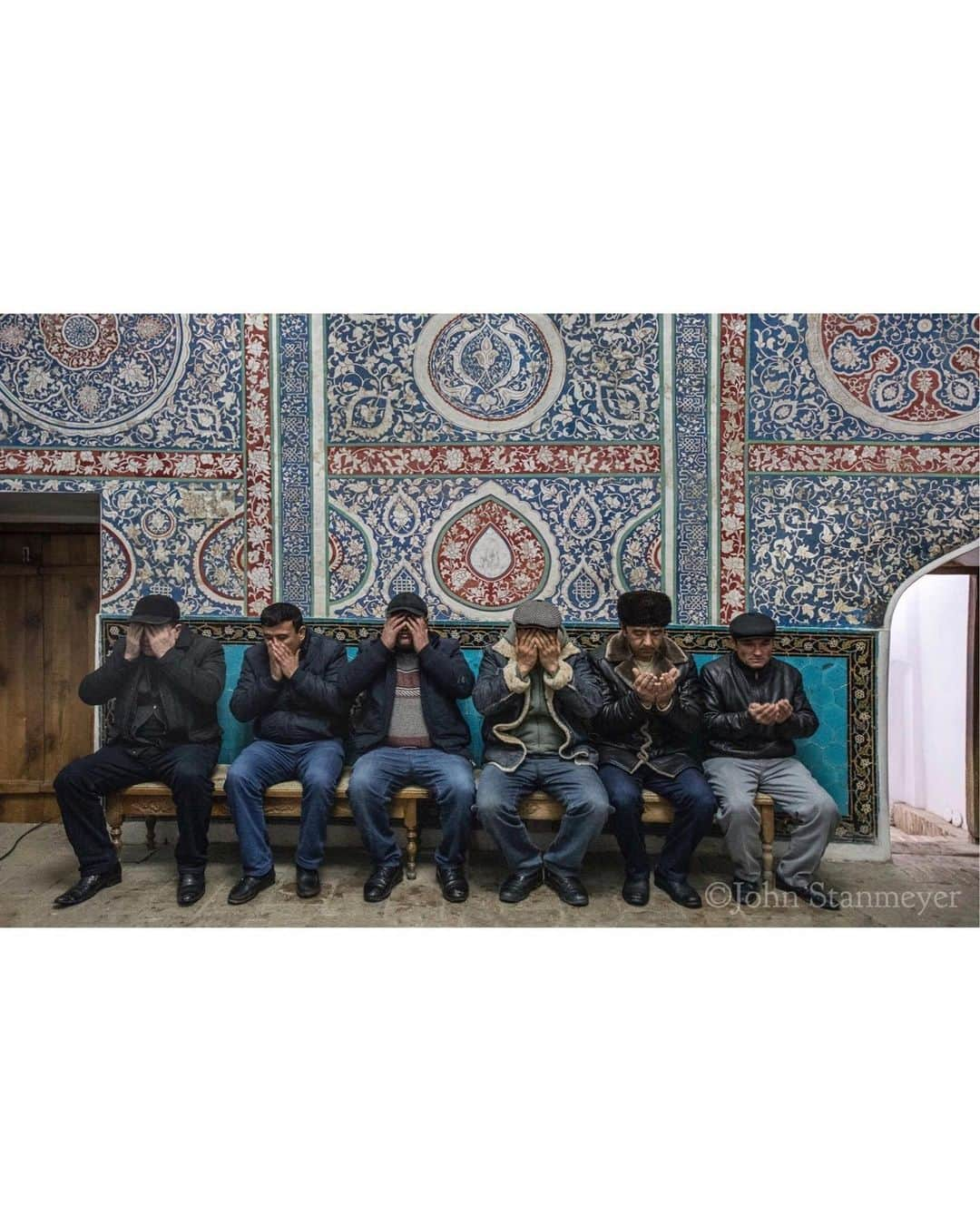 ジョン・スタンメイヤーさんのインスタグラム写真 - (ジョン・スタンメイヤーInstagram)「Swipe ~ Something quietly simple about this photograph, and the time I spent in a sacred tomb at the Shah-i-Zinda necropolis in Samarkand. Within a mausoleum covered in exquisite tile work from the 14th and 15th century, men and women from all over Uzbekistan, sometimes mixed in gender, sometimes not, would take turns to sit and pray, everyone always welcoming. - #uzbekistan #samarkand #shahizinda #necropolis #tomb @natgeo @natgeoimagecollection @outofedenwalk #prayer #islam #faith」7月28日 13時09分 - johnstanmeyer