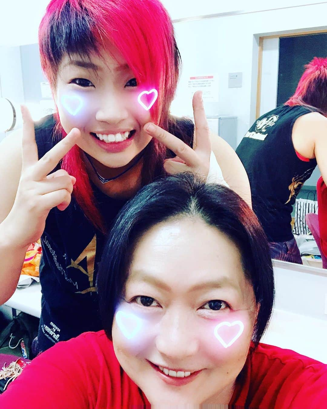 長与千種さんのインスタグラム写真 - (長与千種Instagram)「彩羽 試合前 私 歌&トーク前  大阪ーーlover❤️ thank you😻 #夏の暑さ #会場は #快適」7月28日 13時10分 - chigusanagayo