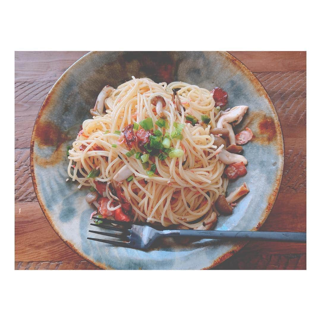 庄村奈津美のインスタグラム：「🍝 #わたしのずぼら飯 ☞焼たらこチリメン いつも冷凍庫で常備しているもの。 北海道物産展で買う必須アイテム👩🏻‍🍳 ・ 茹でたパスタにこれを加えて ごま油とマヨネーズであえて終わり。 （マヨネーズは風味付け程度） 今日はしめじとベーコンを炒め 一緒に絡めていただきました♪ ・ えーーっと。 パスタを何ｇ茹でたかは内緒🤫😂 ・ #わたしのずぼら飯 #簡単な料理が知りたいです #先輩方教えてください #腹ごしらえしたので #部屋の片付けと洗濯始めます #723メシ」