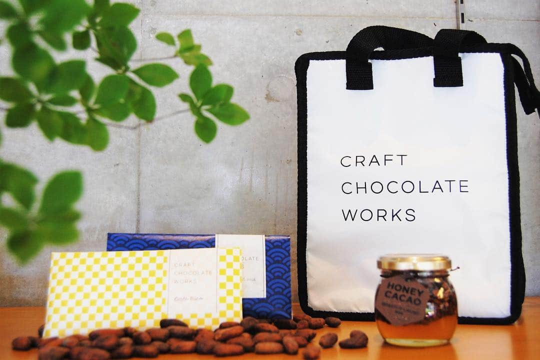 CRAFT CHOCOLATE WORKSさんのインスタグラム写真 - (CRAFT CHOCOLATE WORKSInstagram)「. ただいま、チョコレートを含め 2800円以上のお買い上げで オリジナル保冷バッグにて お渡ししております。 . チョコレートとソフトクリームでもok . すでに、保冷バッグをお持ちという方は ご持参いただければ ミニチョコレートをサービスしております。 . . #craftchocolateworks  #クラフトチョコレートワークス  #クラフトチョコレート #ビーントゥバー  #ビーントゥバーチョコレート #craftchocolate #beantobarchocolate  #チョコレート #チョコレート専門店 #ソフトクリーム #カカオニブ #東京 #三宿 #池尻大橋 #三軒茶屋」7月28日 13時13分 - craft_chocolate_works