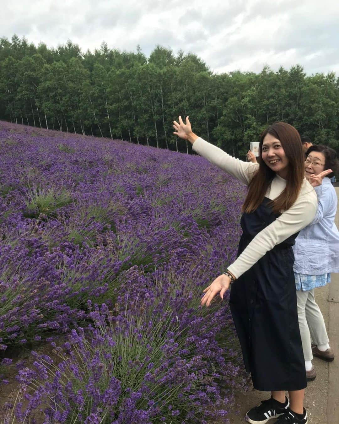 石山千晶さんのインスタグラム写真 - (石山千晶Instagram)「北海道✨ 富良野にあるラベンダー畑に行ってきました💕 ラベンダーって初めて見たけど綺麗だった〜！ #北海道 #富良野 #ラベンダー畑 #ファーム富田」7月28日 13時15分 - chiaki_ishiyama0428