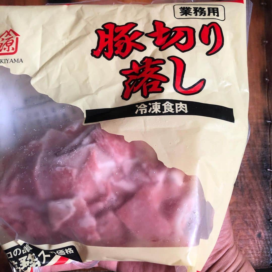 直樹 加藤さんのインスタグラム写真 - (直樹 加藤Instagram)「.. さて、メインのお昼を作るべく、材料を出してみました。 . お肉の脂の旨味は、業務スーパーの豚肉です。 . さて、どんな風になることやら。 .. #西七条お家ごはん #西七条ワイン好き #西七料理好き #ワイン #デイリーワイン #ワインと共に #ワインと合う#料理 #男の料理 #お家ごはん  #ワイン好き #ワイン好きな人と繋がりたい #pin #ダイエット料理 #太らない食事 #七条御前 #西七条 #七条御前 #西七条 #梅小路 #七条七本松 #御前 #デイリーワイン #安うまワイン #試飲販売 #試飲 #試飲できます  #クッキングラム #インスタダイエット #アラフィフダイエット #食べても太らない」7月28日 13時19分 - daimonjiyakatonaoki